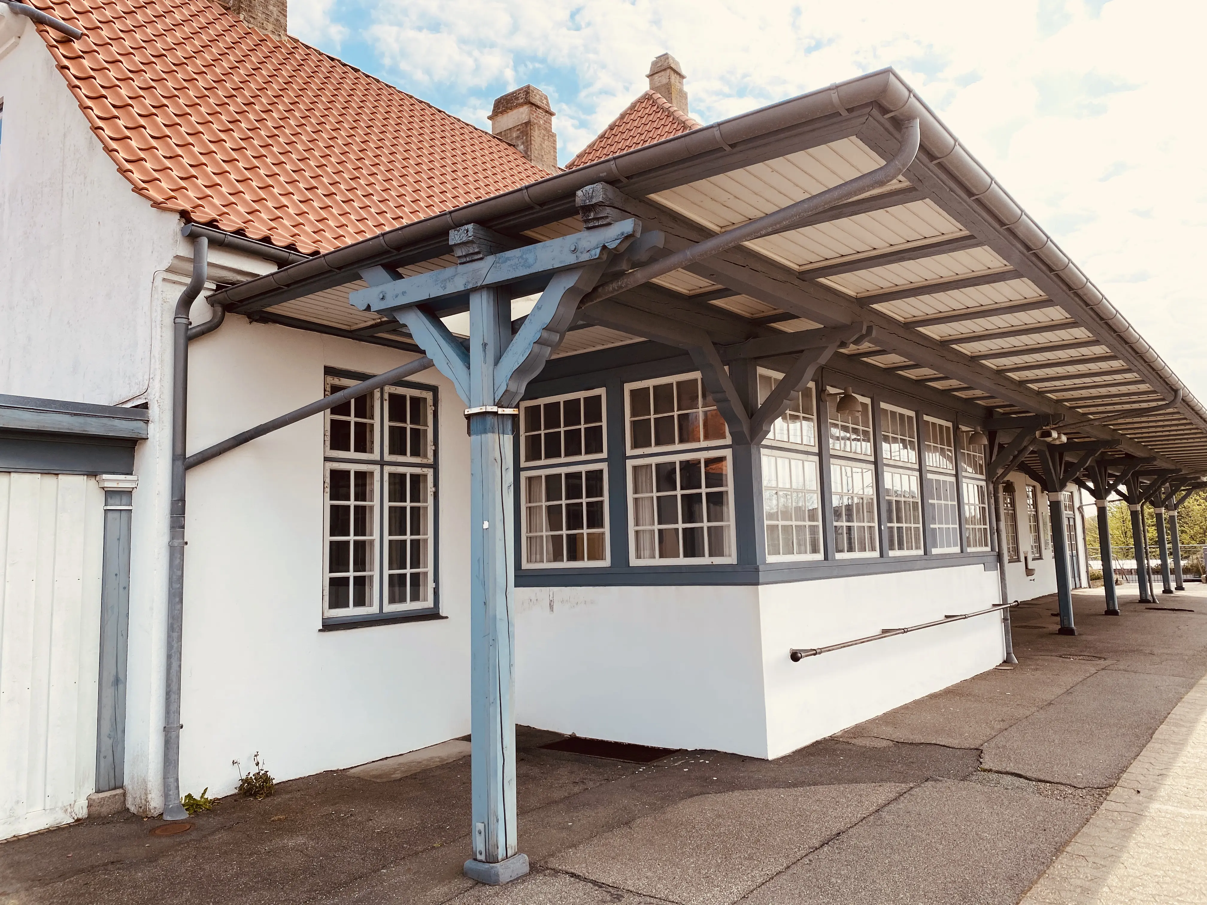 I 1992 blev stationsbygningen og signalhuset i Vejen Stations vestlige ende fredet. Fredningen gør at der ikke kan foretages ændringer på bygningen udvendig. Fredningen omfatter også det gamle centralapparat fra 1918, som stadig står tilbage.