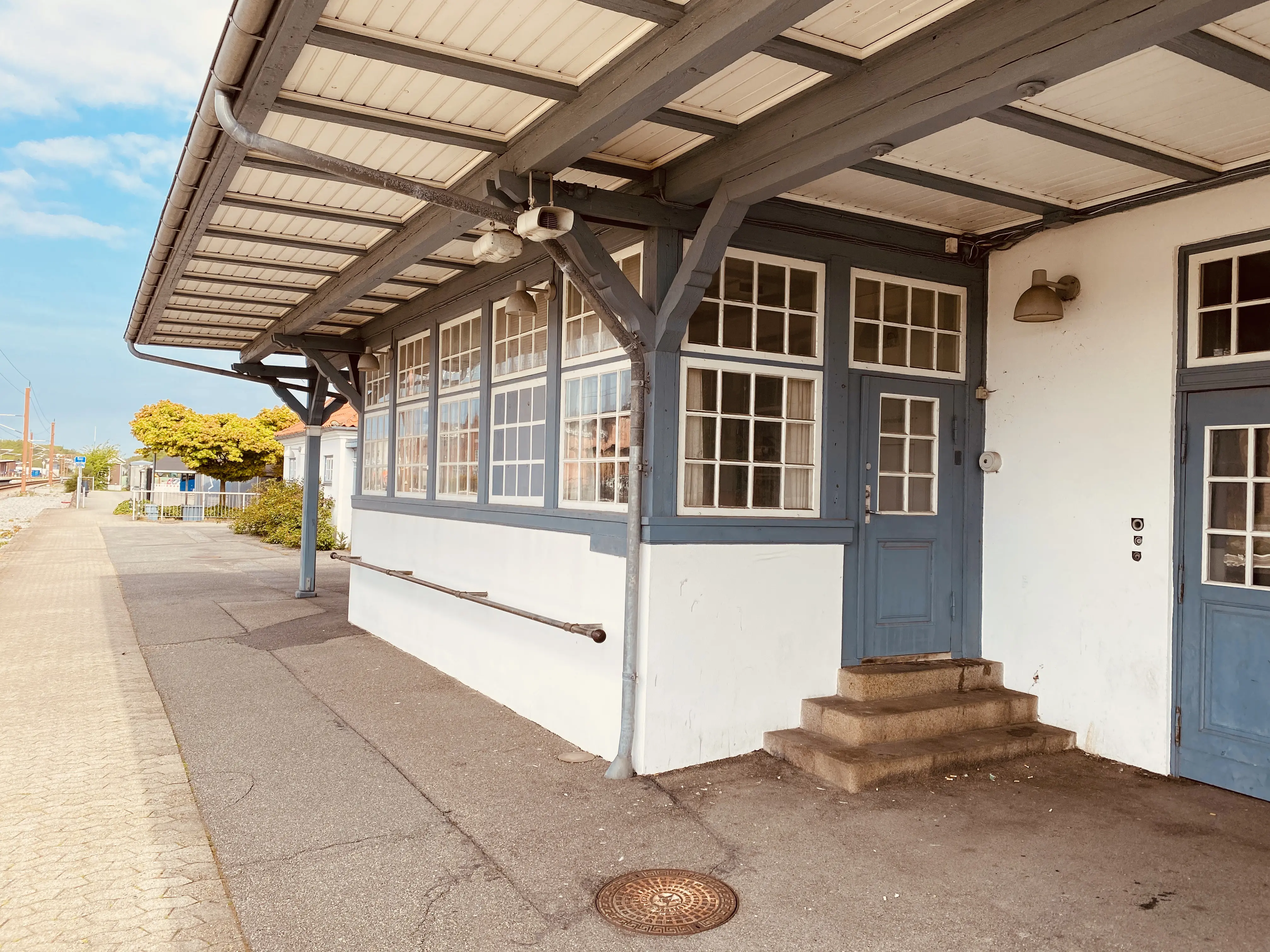 I 1992 blev stationsbygningen og signalhuset i Vejen Stations vestlige ende fredet. Fredningen gør at der ikke kan foretages ændringer på bygningen udvendig. Fredningen omfatter også det gamle centralapparat fra 1918, som stadig står tilbage. I 1992 blev stationsbygningen og signalhuset i Vejen Stations vestlige ende fredet. Fredningen gør at der ikke kan foretages ændringer på bygningen udvendig. Fredningen omfatter også det gamle centralapparat fra 1918, som stadig står tilbage.