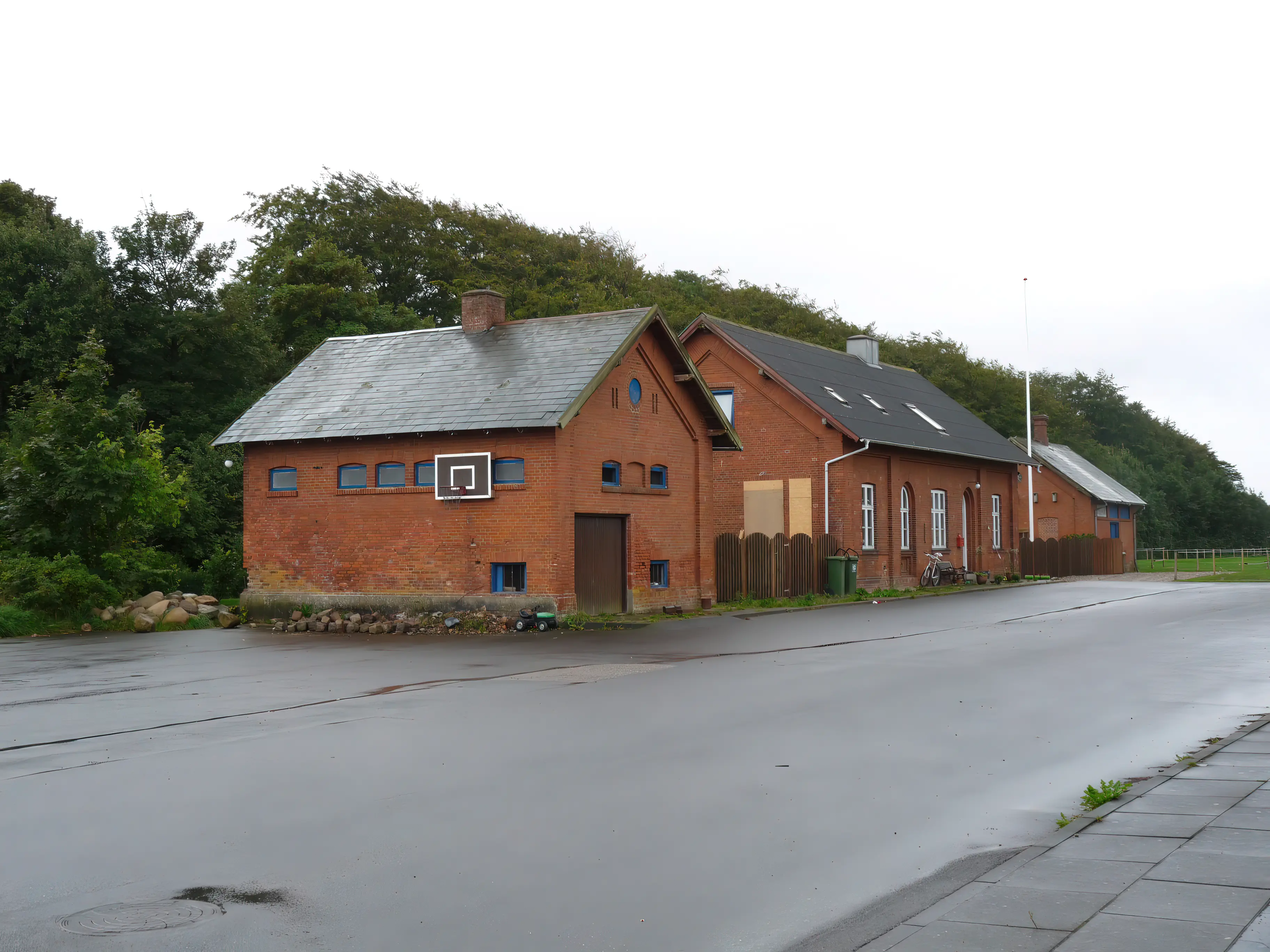 Billede af Østrup Station set fra vejsiden.