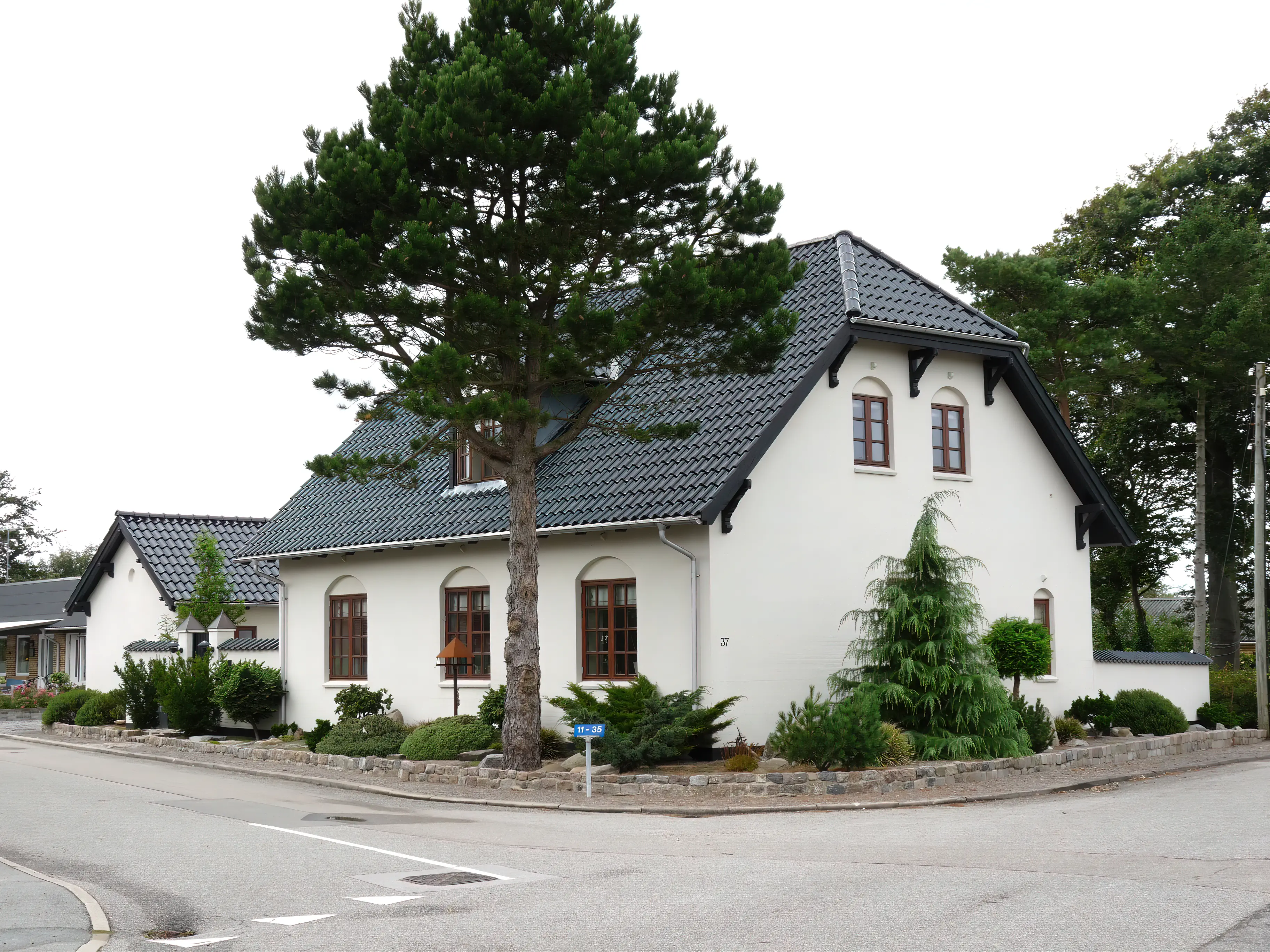 Billede af Østerild Station set fra vejsiden. Billede af Østerild Station set fra vejsiden.