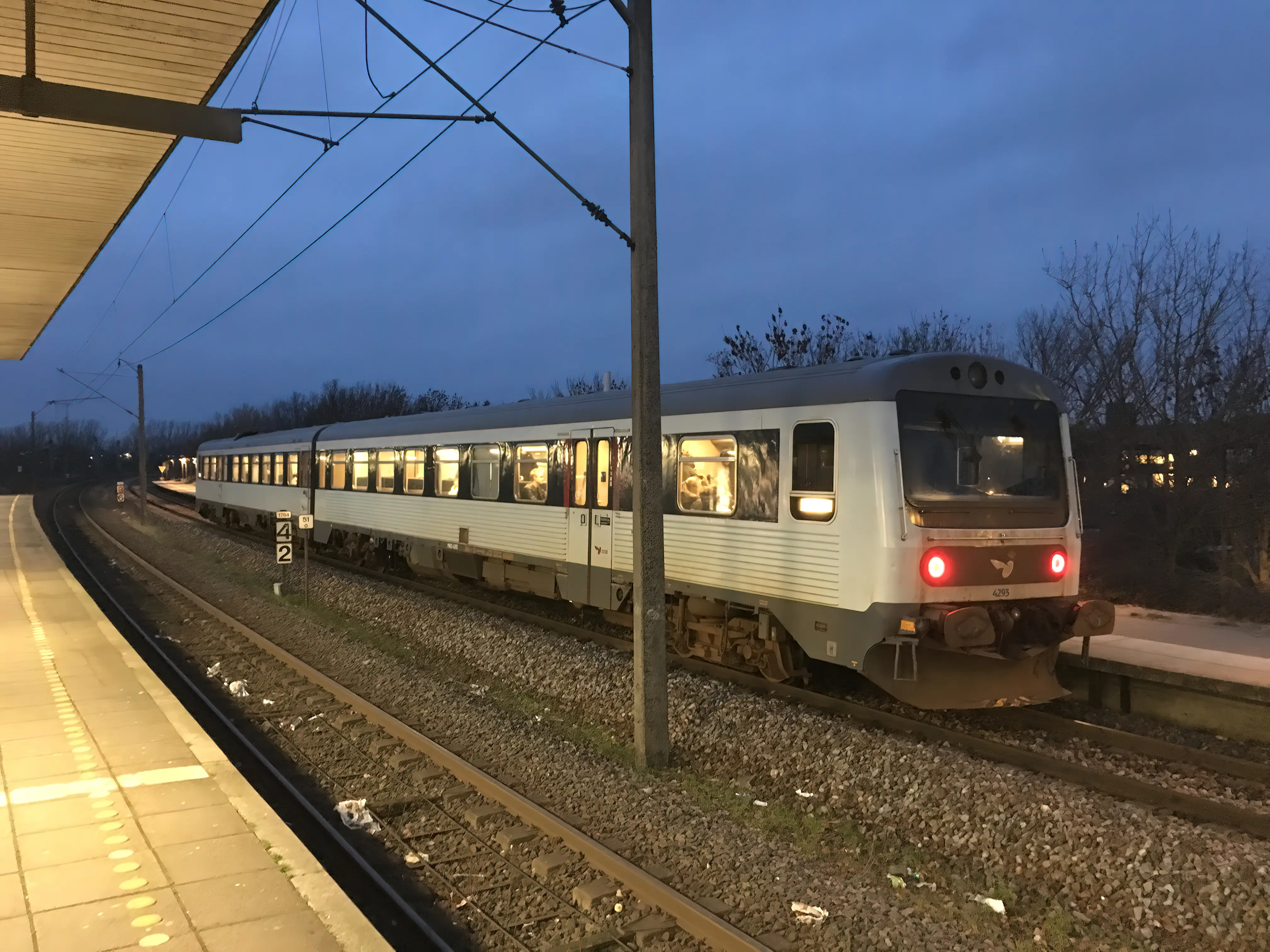 Billede af DSB MRD 4293 fotograferet ud for Ølby S-togstrinbræt. Billede af DSB MRD 4293 fotograferet ud for Ølby S-togstrinbræt.