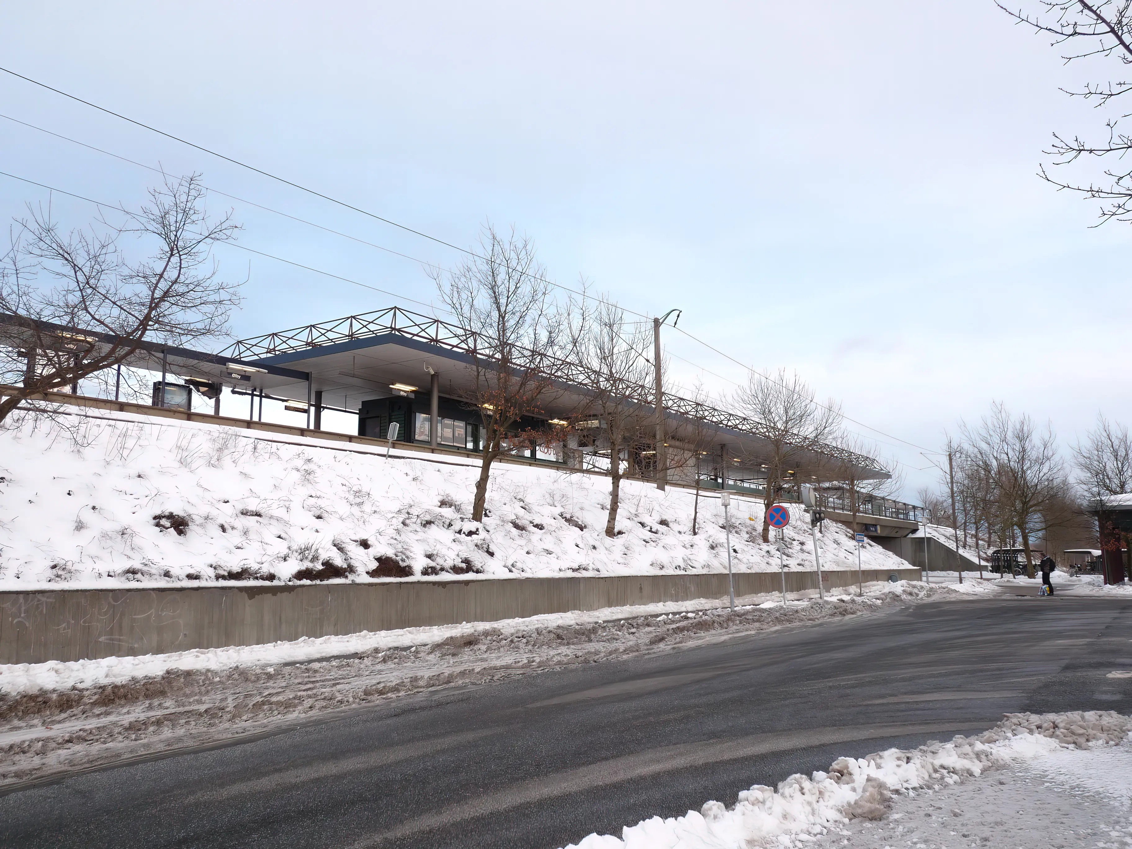 Billede af Ølby S-togstrinbræt. Billede af Ølby S-togstrinbræt.