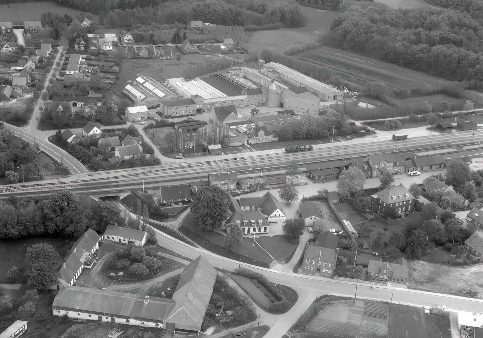 Billede af Tommerup Station (1865-1883) er placeret lidt til venstre for midten og stationen fra 1883 lidt til højre fra midten.