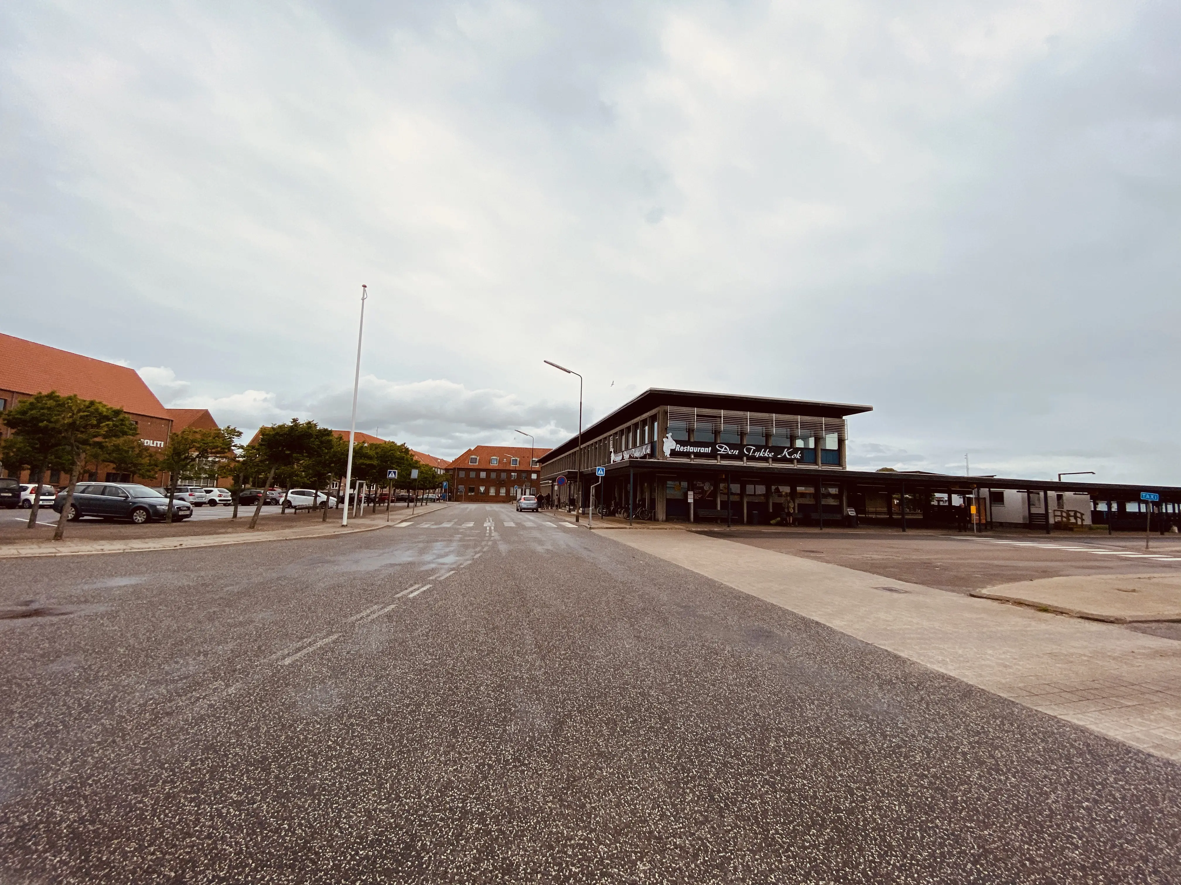 Kalundborg Station (1874-1960) er nedrevet, men den har ligget her i front og til venstre for den nuværende station. Kalundborg Station (1874-1960) er nedrevet, men den har ligget her i front og til venstre for den nuværende station.