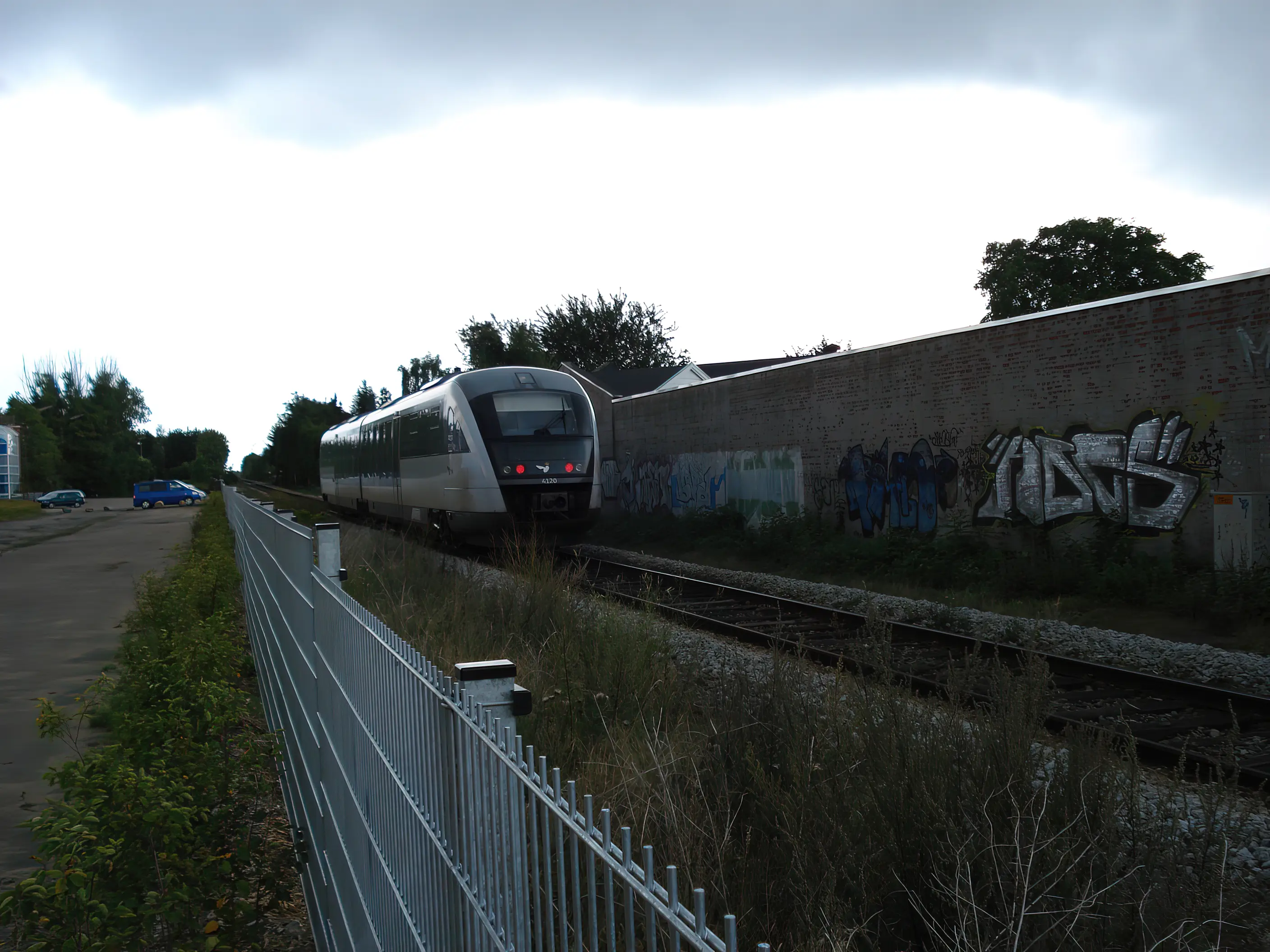 Billede af DSB MQ 4120-4920 fotograferet ud for Hjallese Trinbræt. Billede af DSB MQ 4120-4920 fotograferet ud for Hjallese Trinbræt.