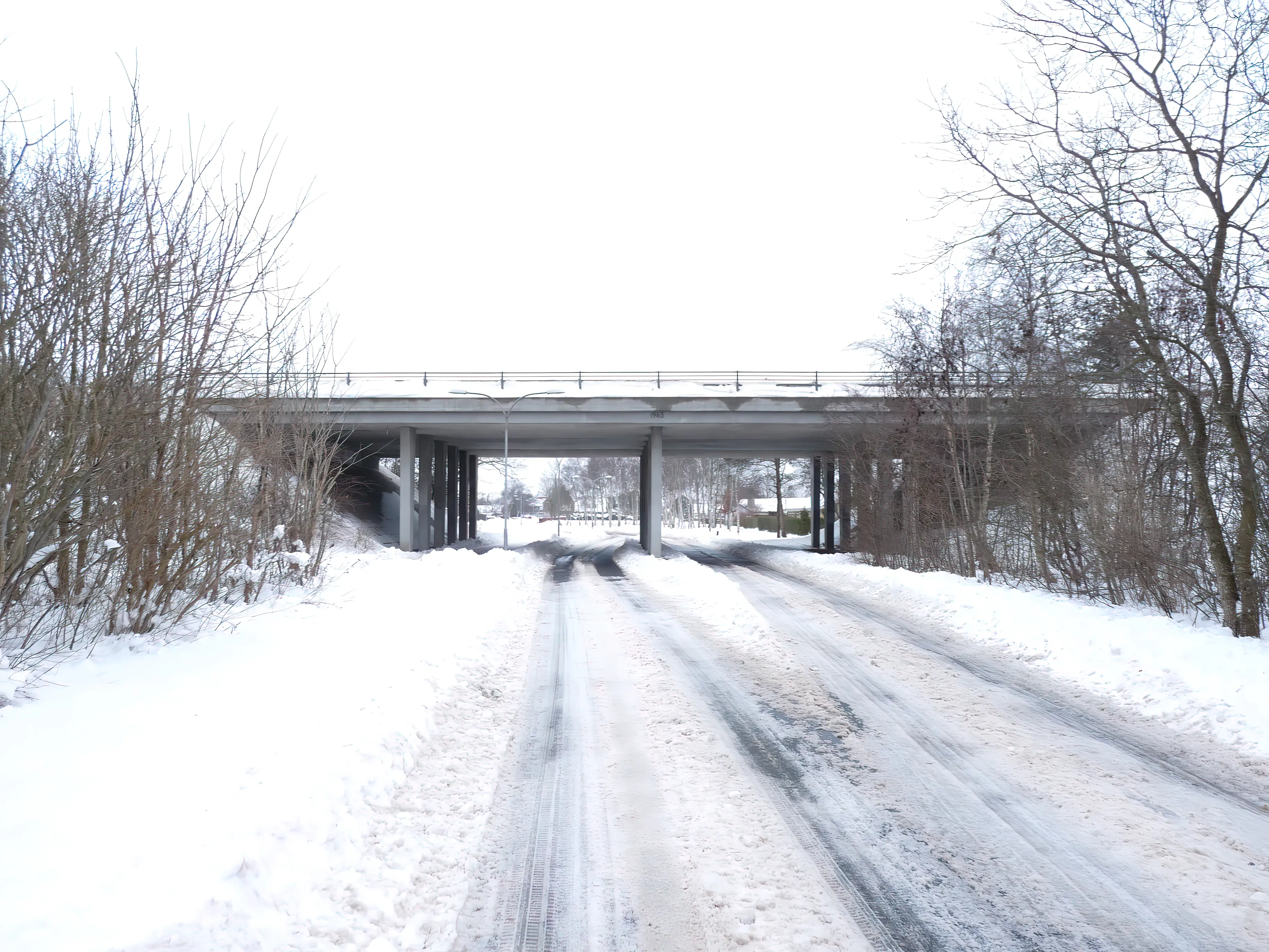 Billede af broen ved Aabybro Stations ind og udkørsel.