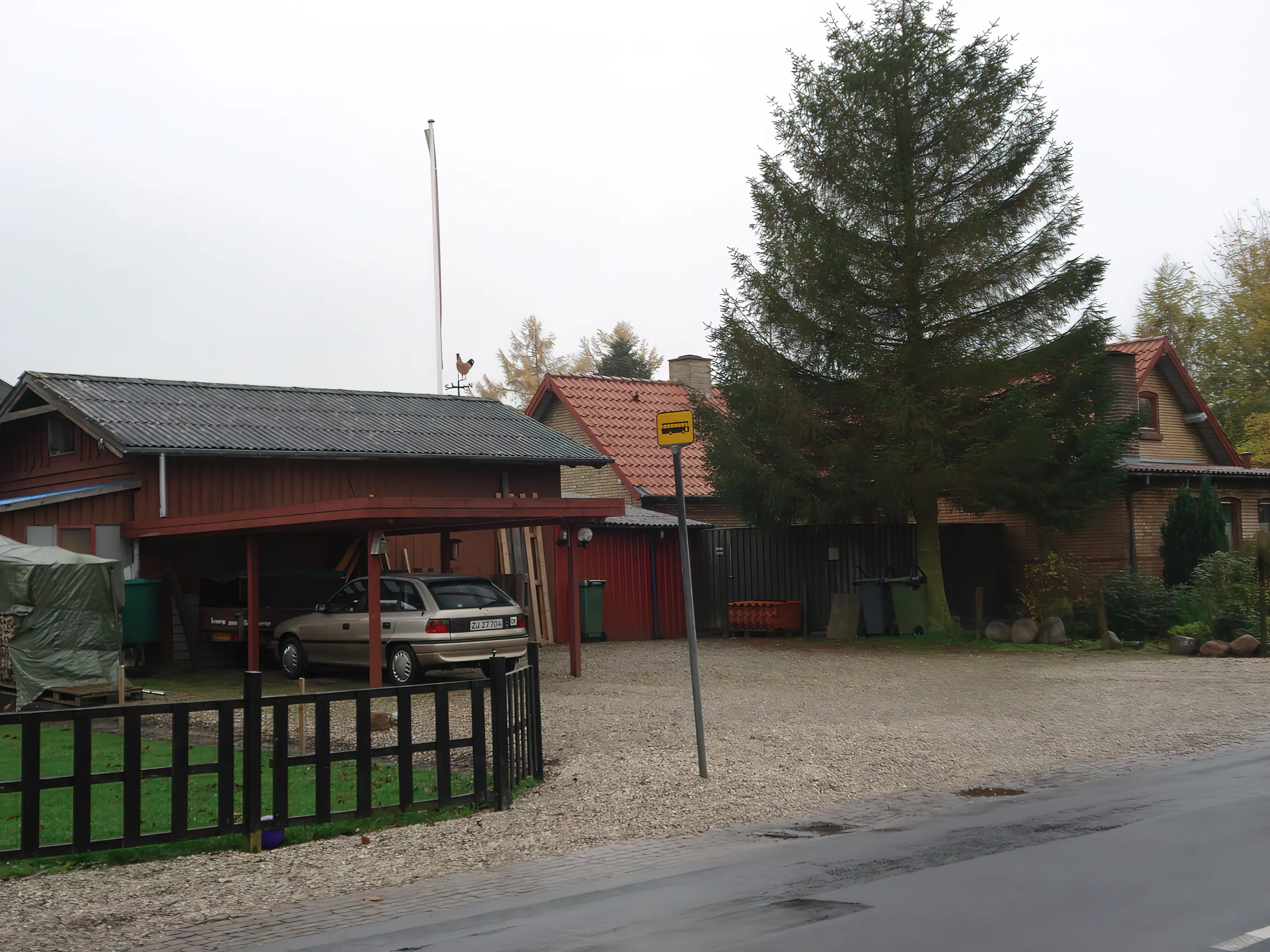 Billede af Fjellerup Stations pakhus, som er den røde bygning til venstre i billedet. Billede af Fjellerup Stations pakhus, som er den røde bygning til venstre i billedet.