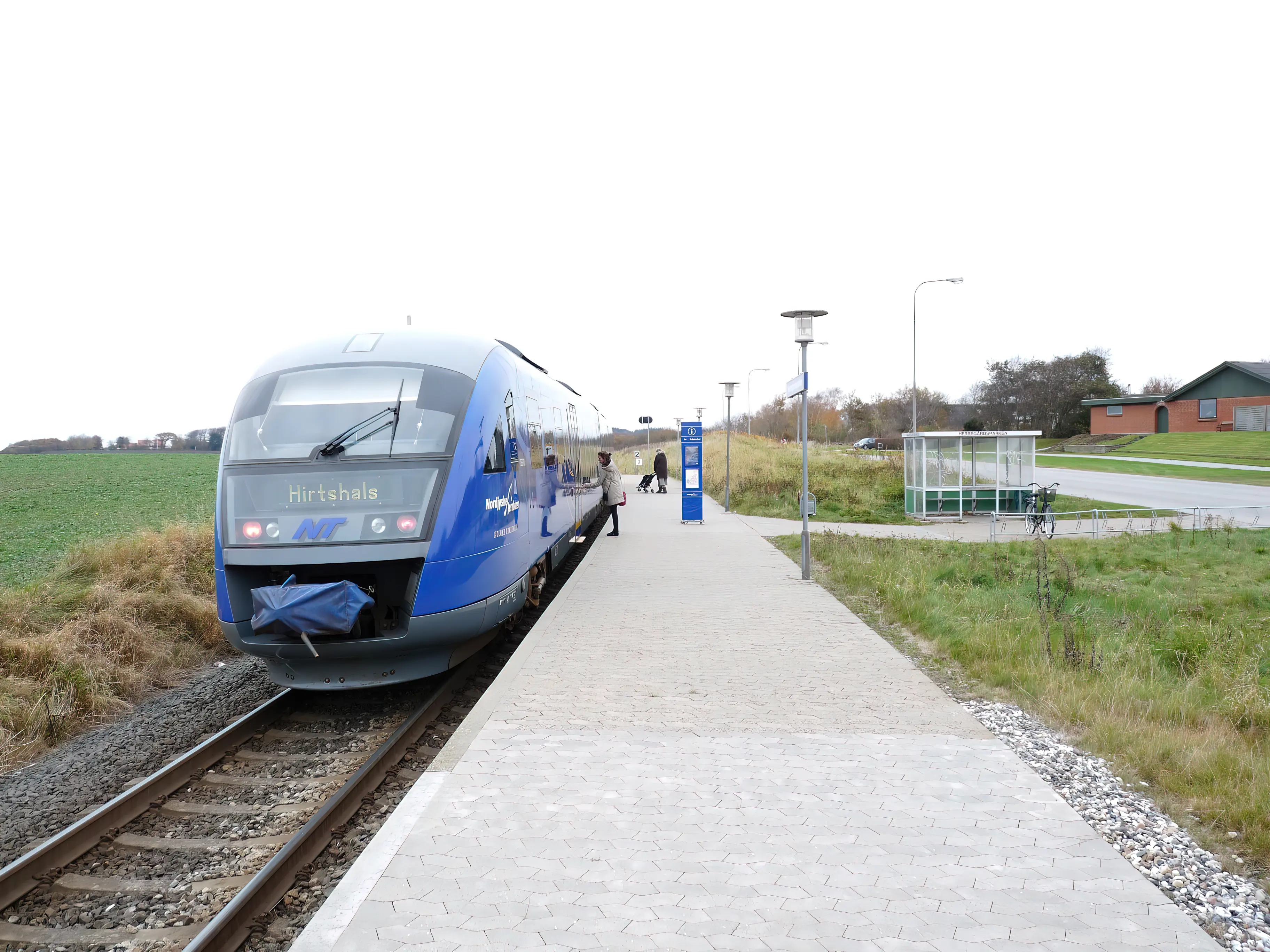 Billede af NJJ DM 502 fotograferet ud for Herregårdsparken Trinbræt. Billede af NJJ DM 502 fotograferet ud for Herregårdsparken Trinbræt.