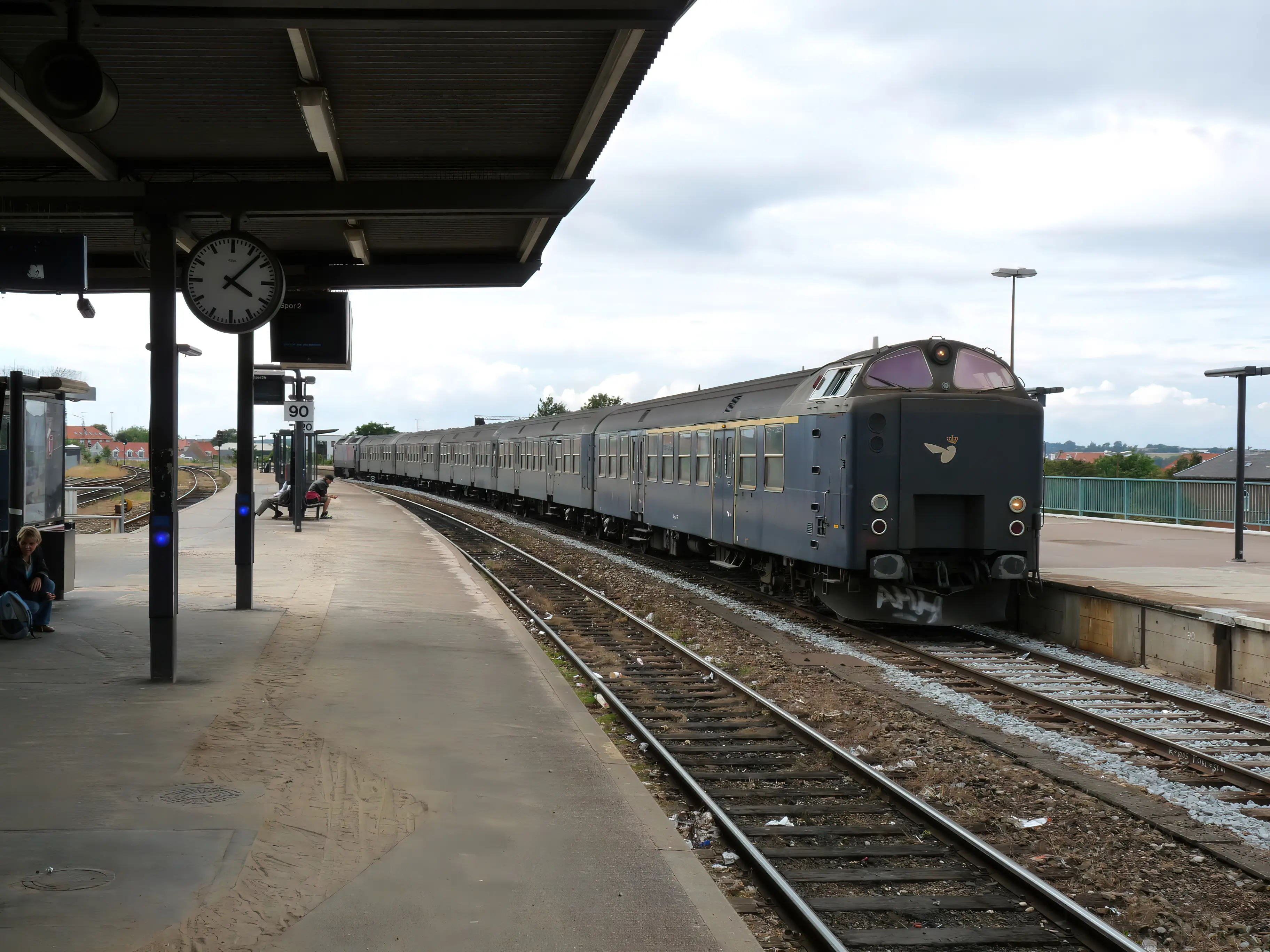 Billede af tog ud for Holbæk Station.