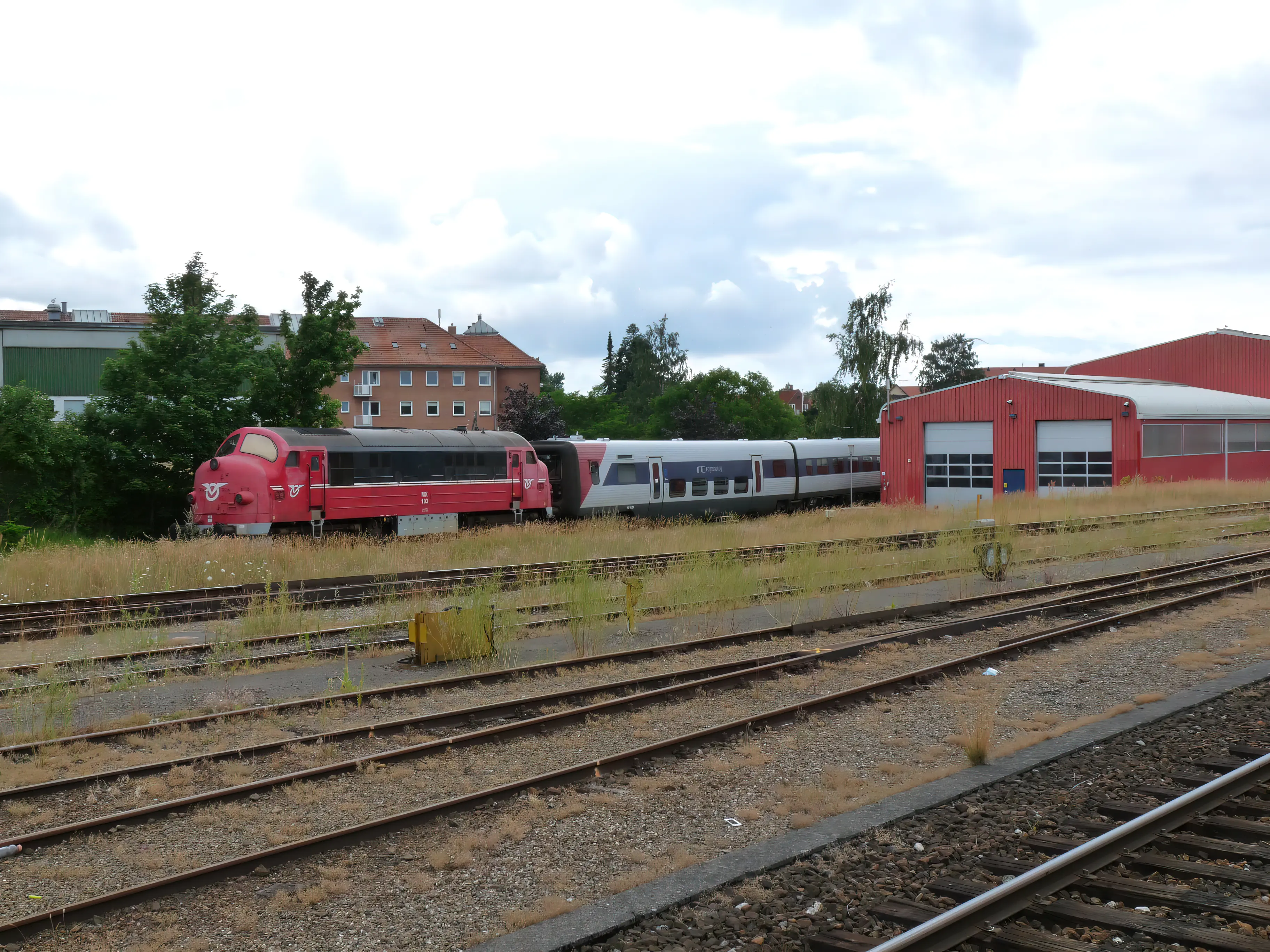 Billede af DSB MX 1010, senere OHJ MX 103 - fotograferet ud for Holbæk Station. Billede af DSB MX 1010, senere OHJ MX 103 - fotograferet ud for Holbæk Station.