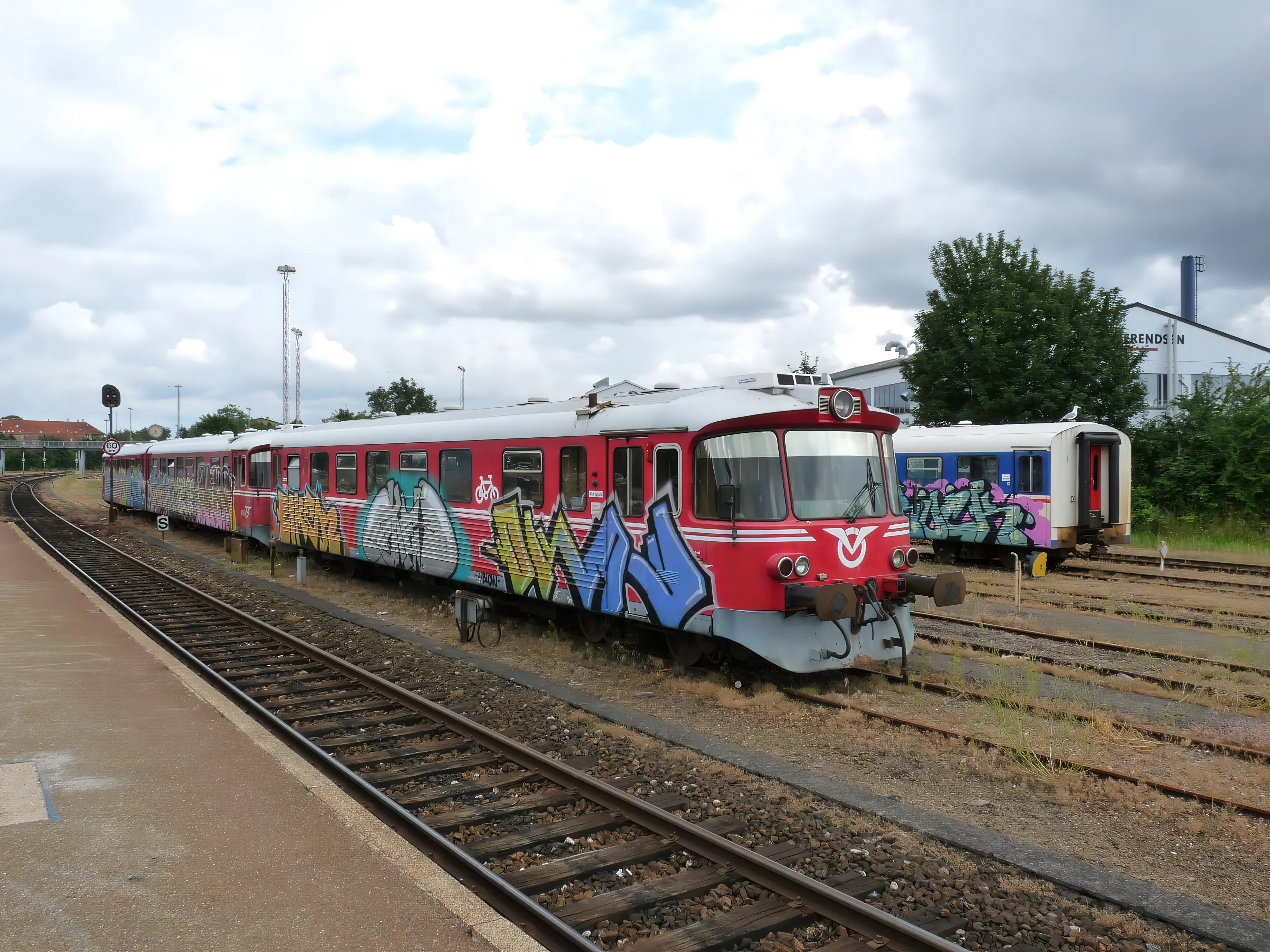 Billede af VL YM 55, tidligere OHJ-HTJ YM 55 - fotograferet ud for Holbæk Station. Billede af VL YM 55, tidligere OHJ-HTJ YM 55 - fotograferet ud for Holbæk Station.