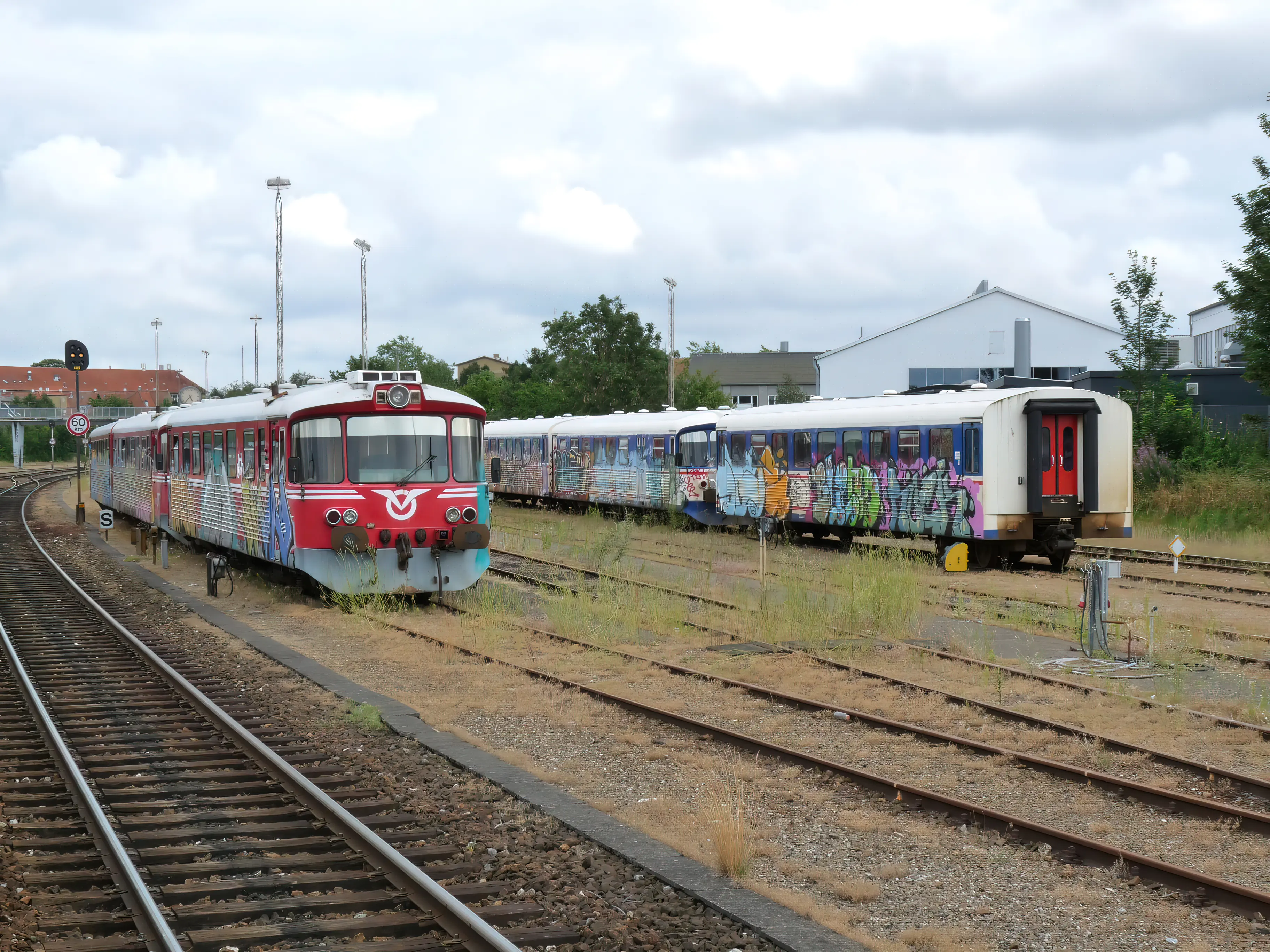 Billede af VL YM 55, tidligere OHJ-HTJ YM 55 - fotograferet ud for Holbæk Station. Billede af VL YM 55, tidligere OHJ-HTJ YM 55 - fotograferet ud for Holbæk Station.