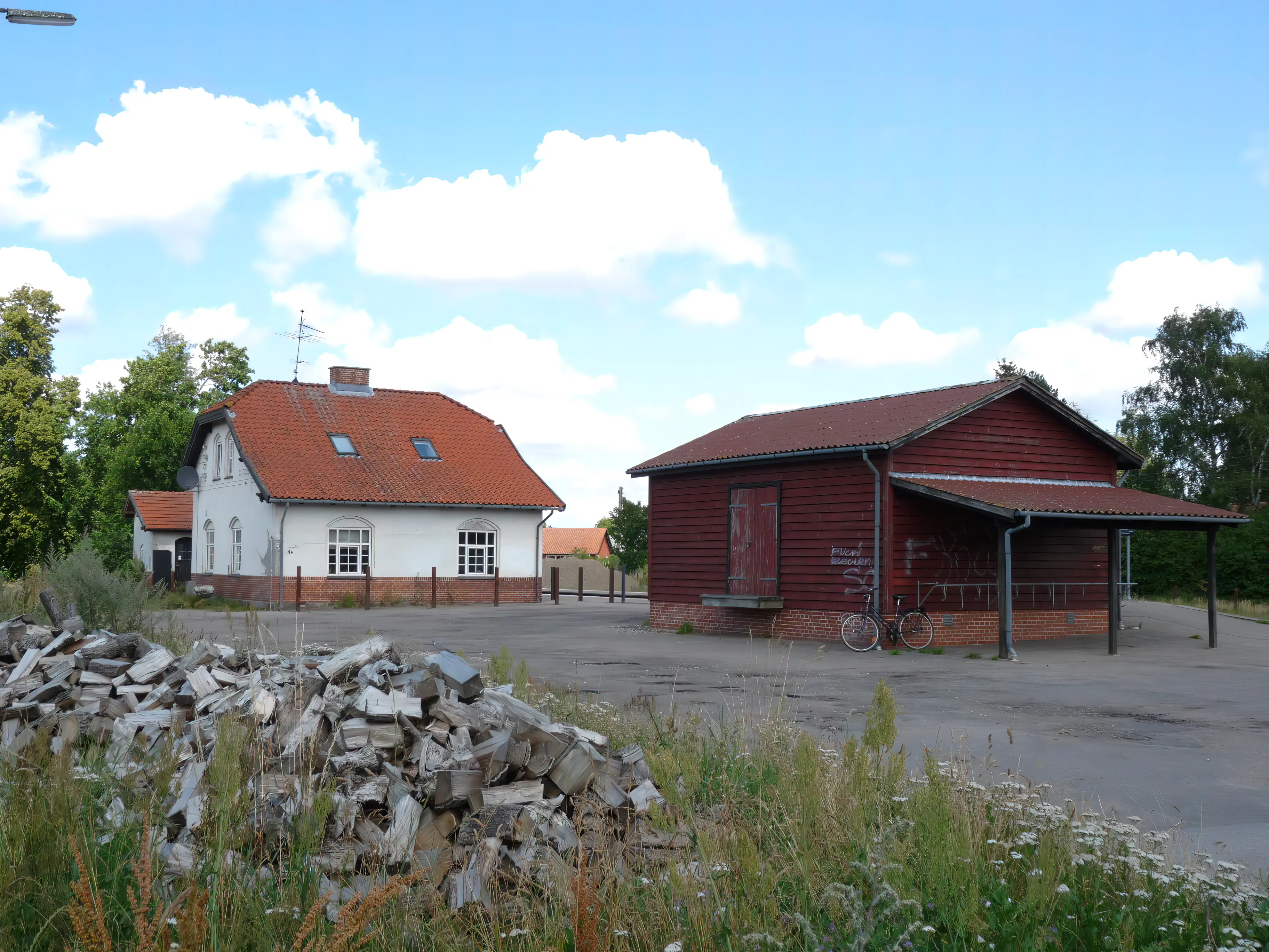 Billede af Kirke Eskilstrup Station med det klassiske varehus. Billede af Kirke Eskilstrup Station med det klassiske varehus.