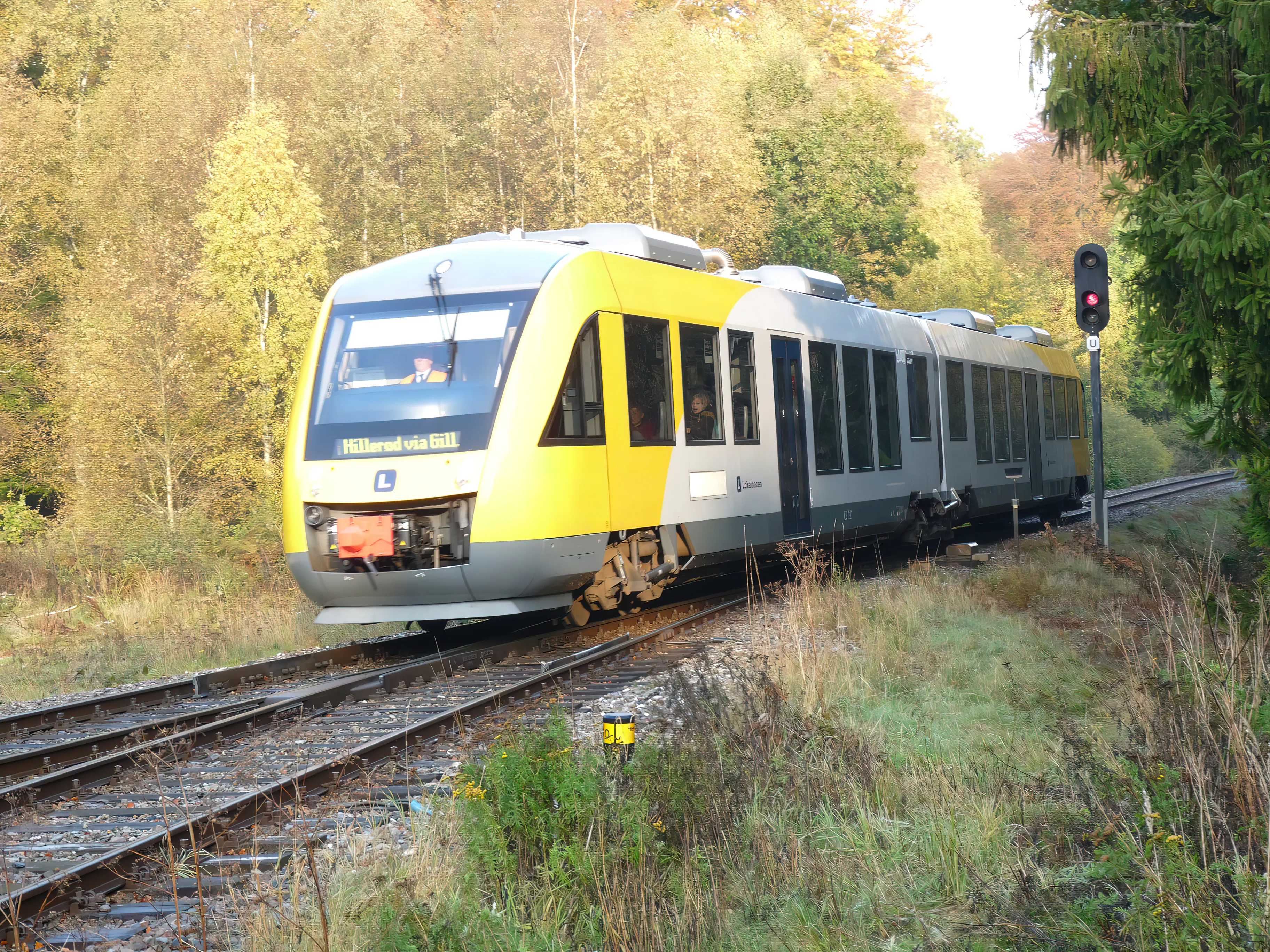 Billede af LB 121-221 fotograferet ud for Mårum Station. Billede af LB 121-221 fotograferet ud for Mårum Station.