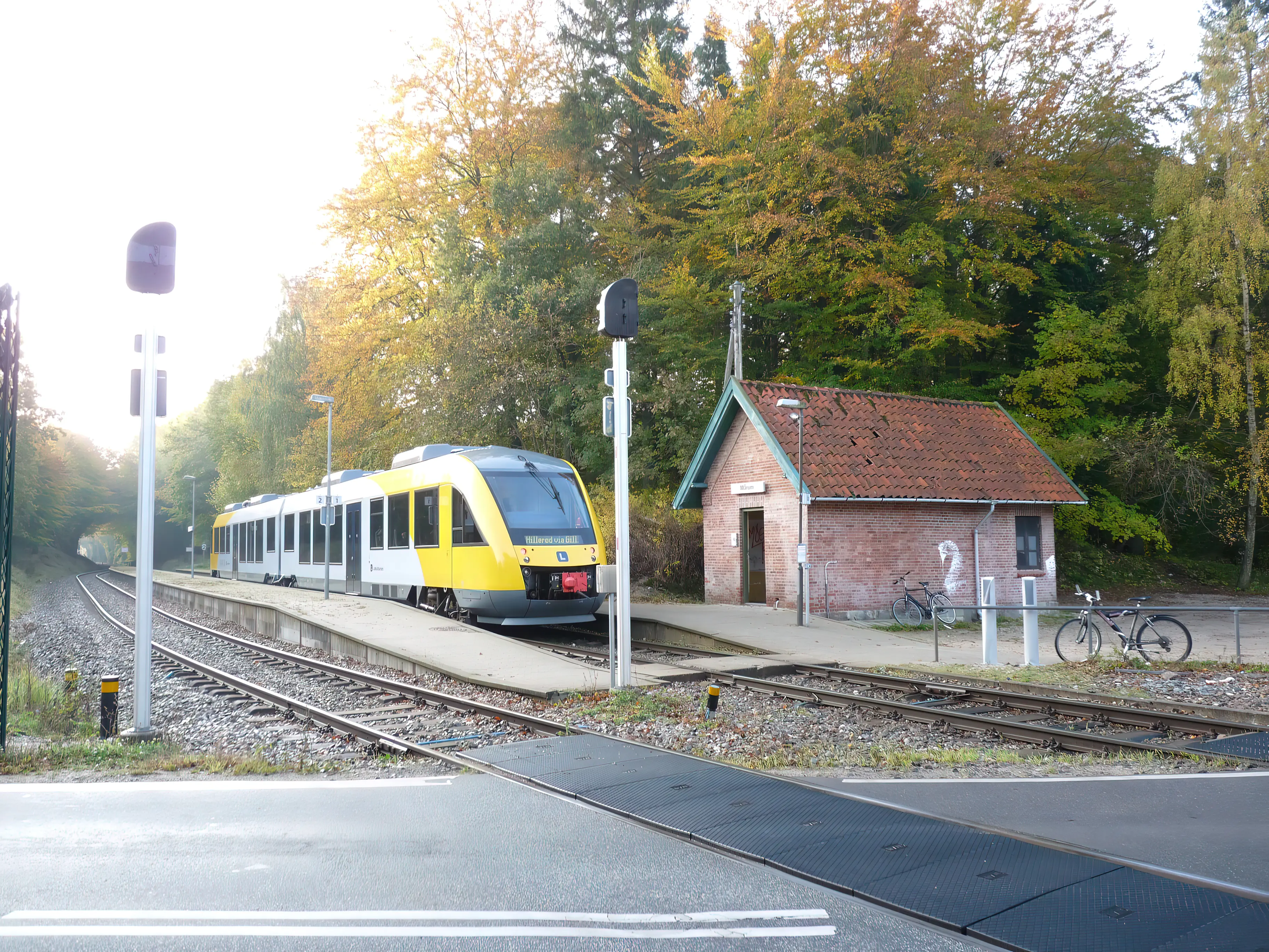 Billede af Mårum Station - bemærk ventebygningen.