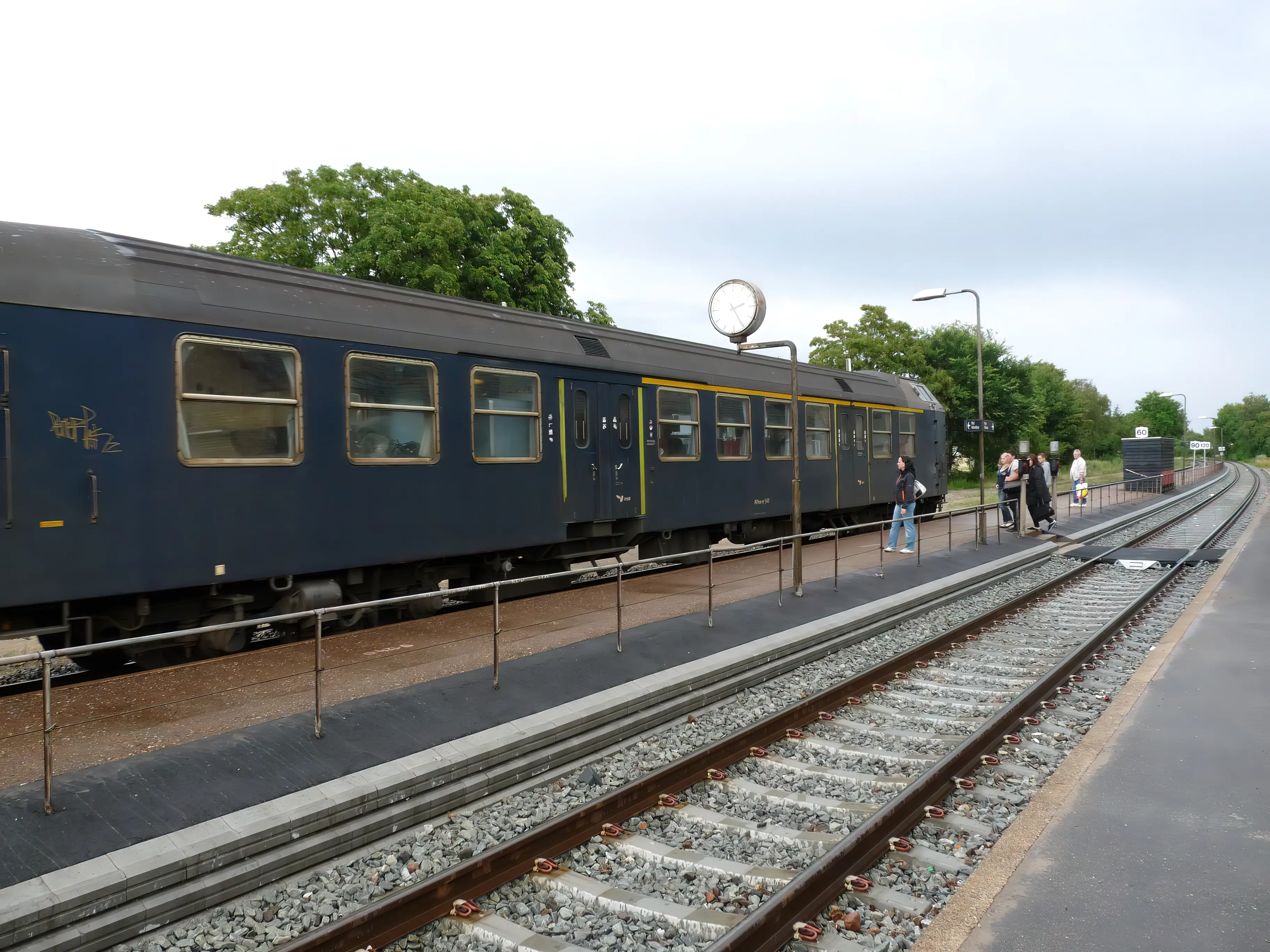 Billede af tog ud for Mørkøv Station. Billede af tog ud for Mørkøv Station.