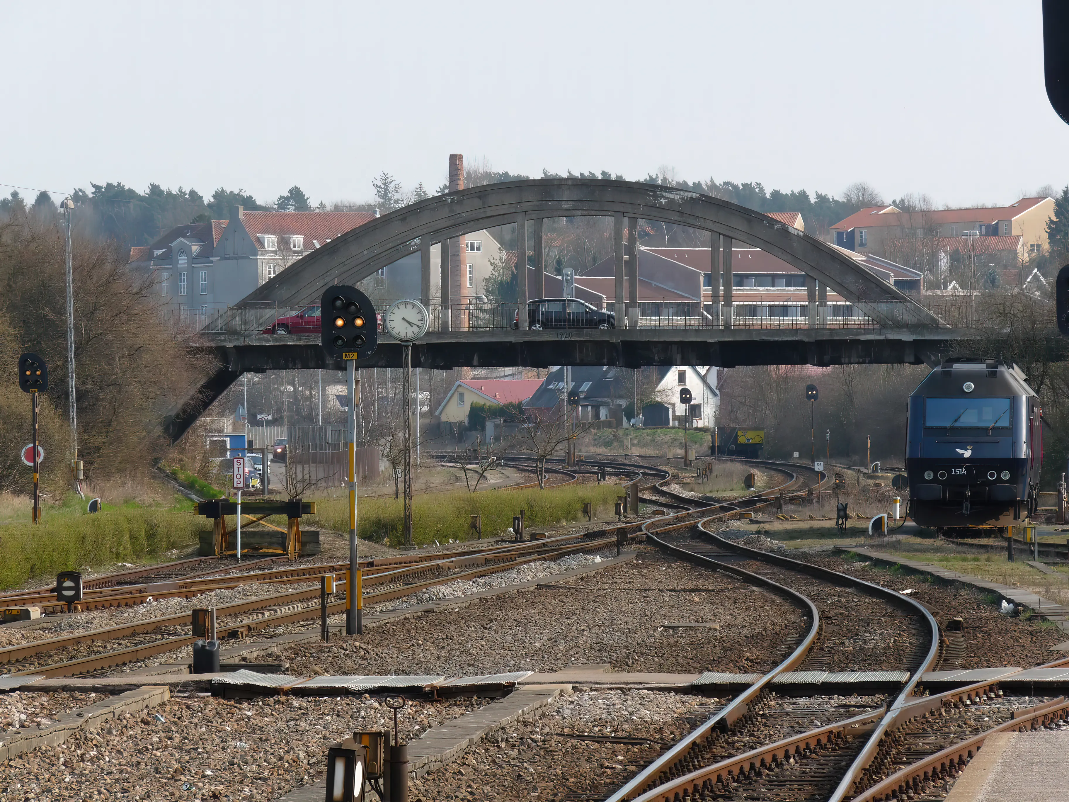 Billede af DSB ME 1514 fotograferet ud for Næstved Stations ikoniske sydbro, som blev revet ned i weekenden mellem den 31. august og 3. september 2018. Billede af DSB ME 1514 fotograferet ud for Næstved Stations ikoniske sydbro, som blev revet ned i weekenden mellem den 31. august og 3. september 2018.