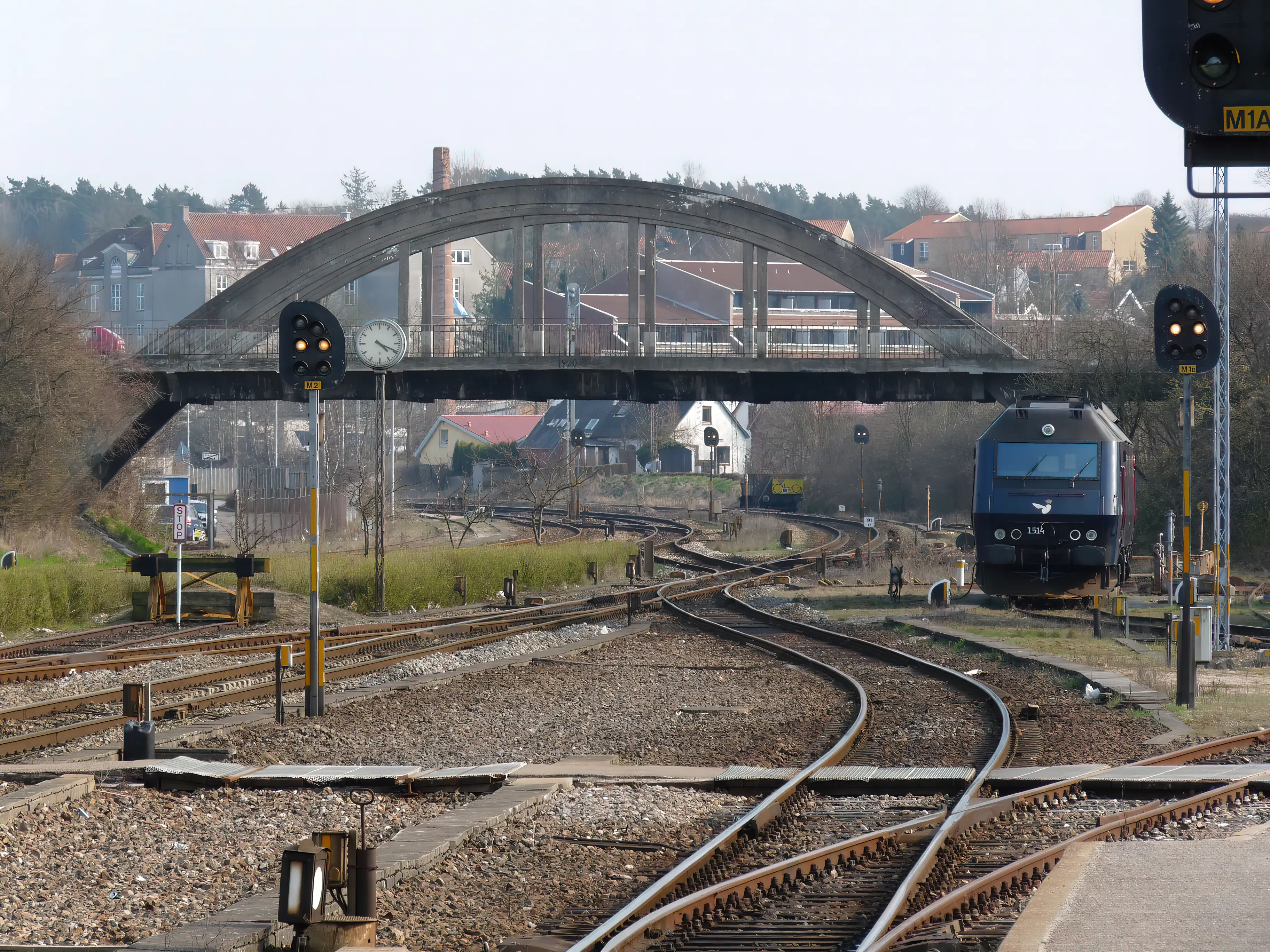 Billede af DSB ME 1514 fotograferet ud for Næstved Stations ikoniske sydbro, som blev revet ned i weekenden mellem den 31. august og 3. september 2018. Billede af DSB ME 1514 fotograferet ud for Næstved Stations ikoniske sydbro, som blev revet ned i weekenden mellem den 31. august og 3. september 2018.