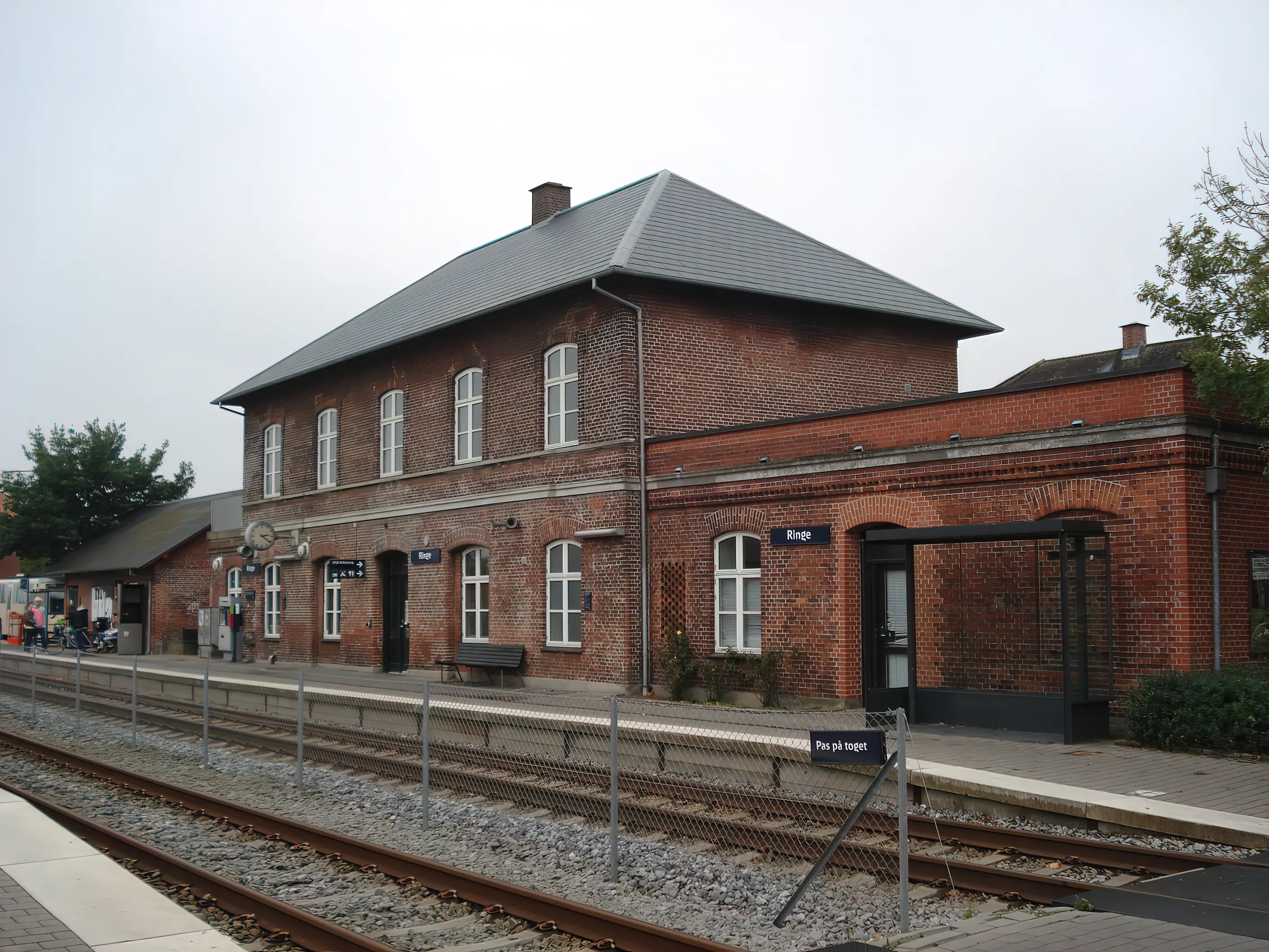 Billede af Ringe Station set fra sporsiden. Billede af Ringe Station set fra sporsiden.