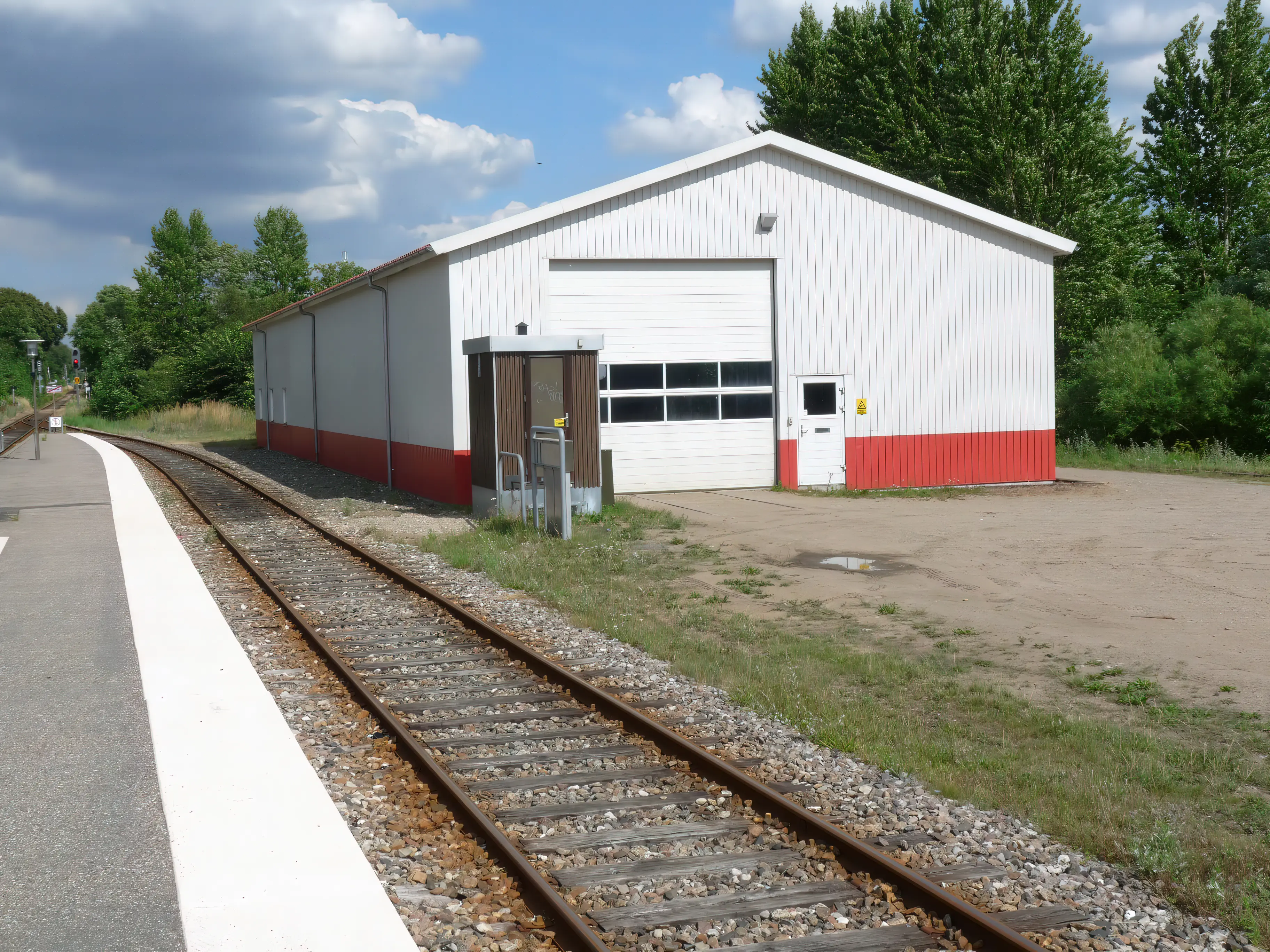 Billede af Ruds Vedby Stations materielade. Billede af Ruds Vedby Stations materielade.