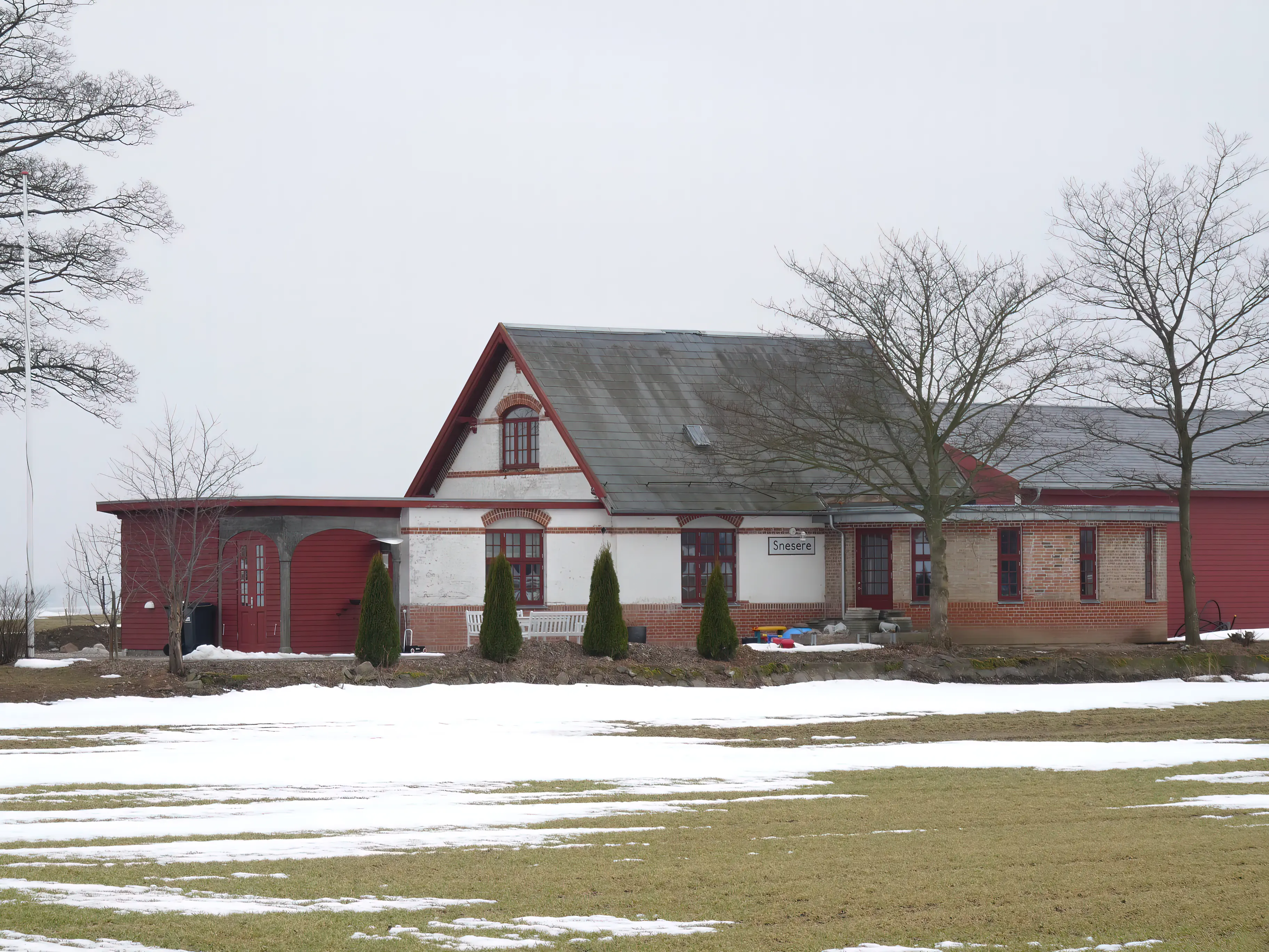Billede af Snesere Station. Billede af Snesere Station.