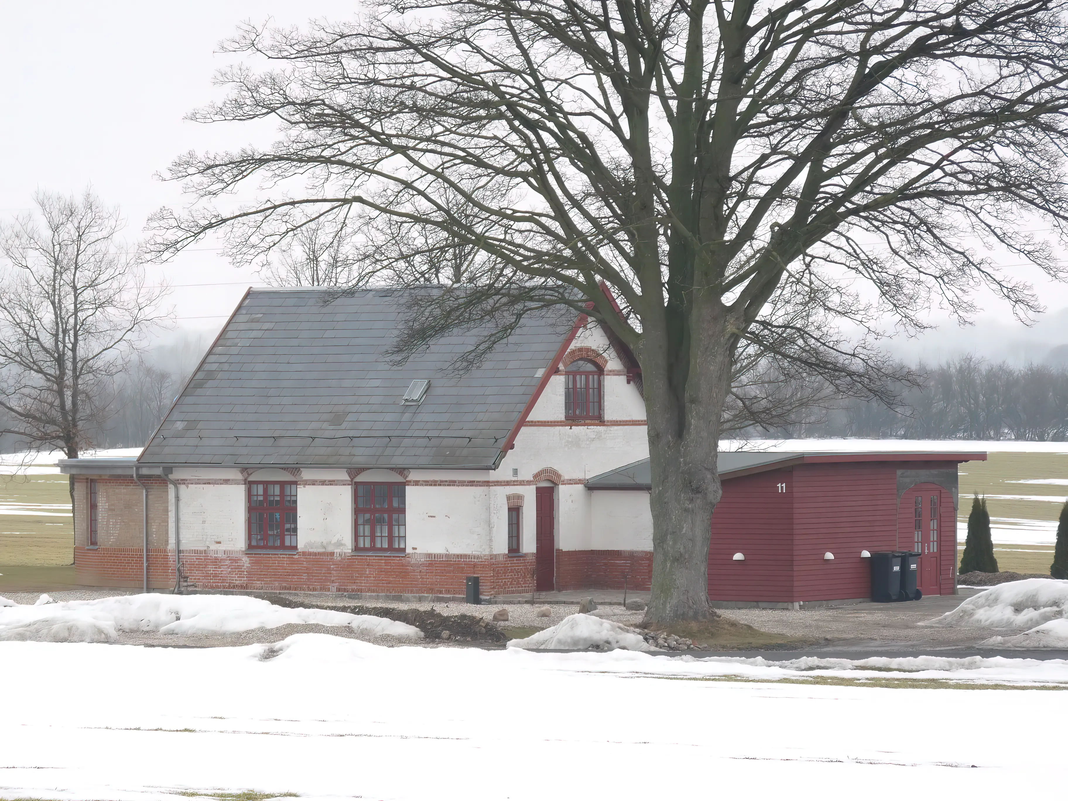 Billede af Snesere Station. Billede af Snesere Station.