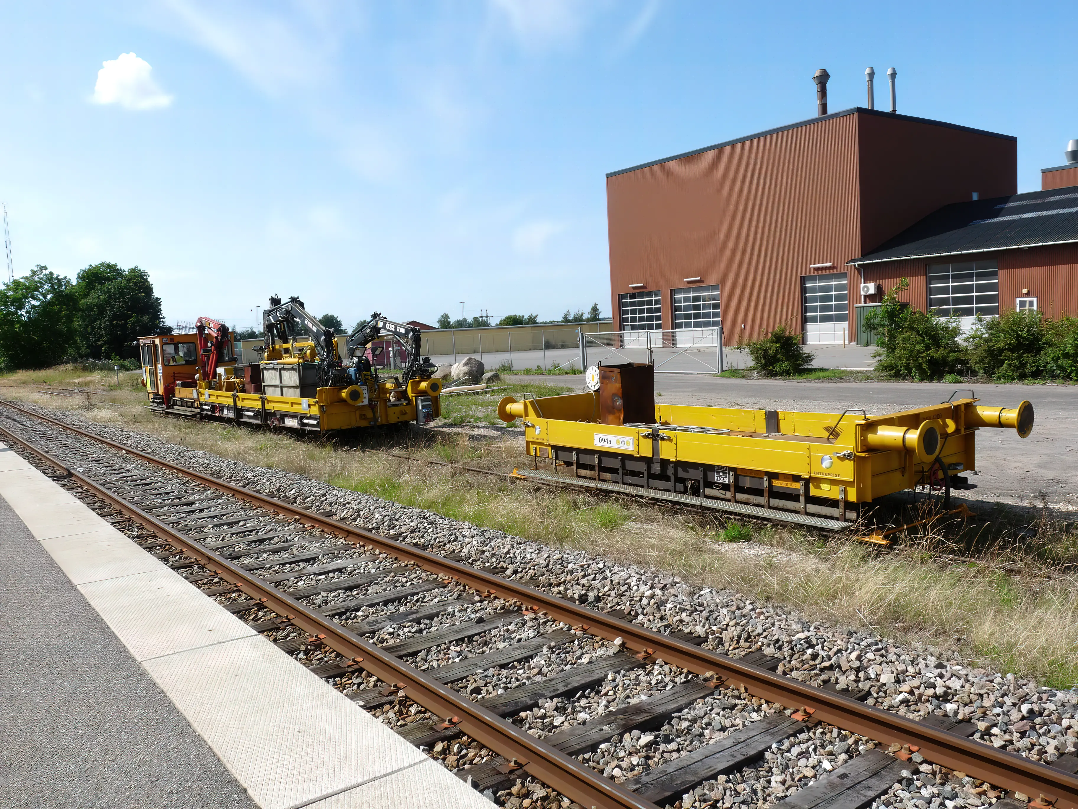 Billede af tog ud for Svinninge Station. Billede af tog ud for Svinninge Station.