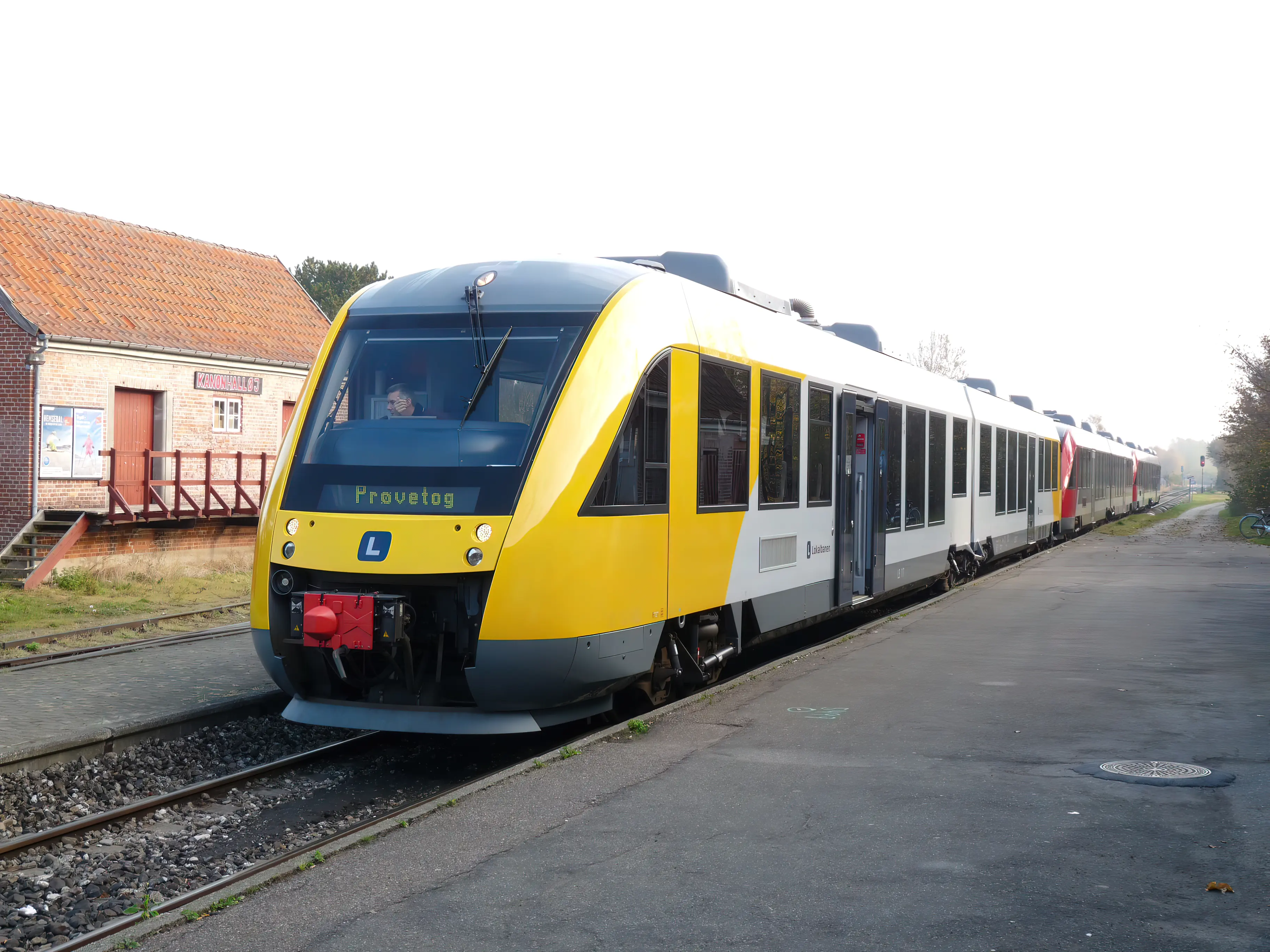 Billede af LB 117-217 - under prøvekørsel med 3 sammenkoblede togsæt - fotograferet ud for Tisvildeleje Station. Billede af LB 117-217 - under prøvekørsel med 3 sammenkoblede togsæt - fotograferet ud for Tisvildeleje Station.