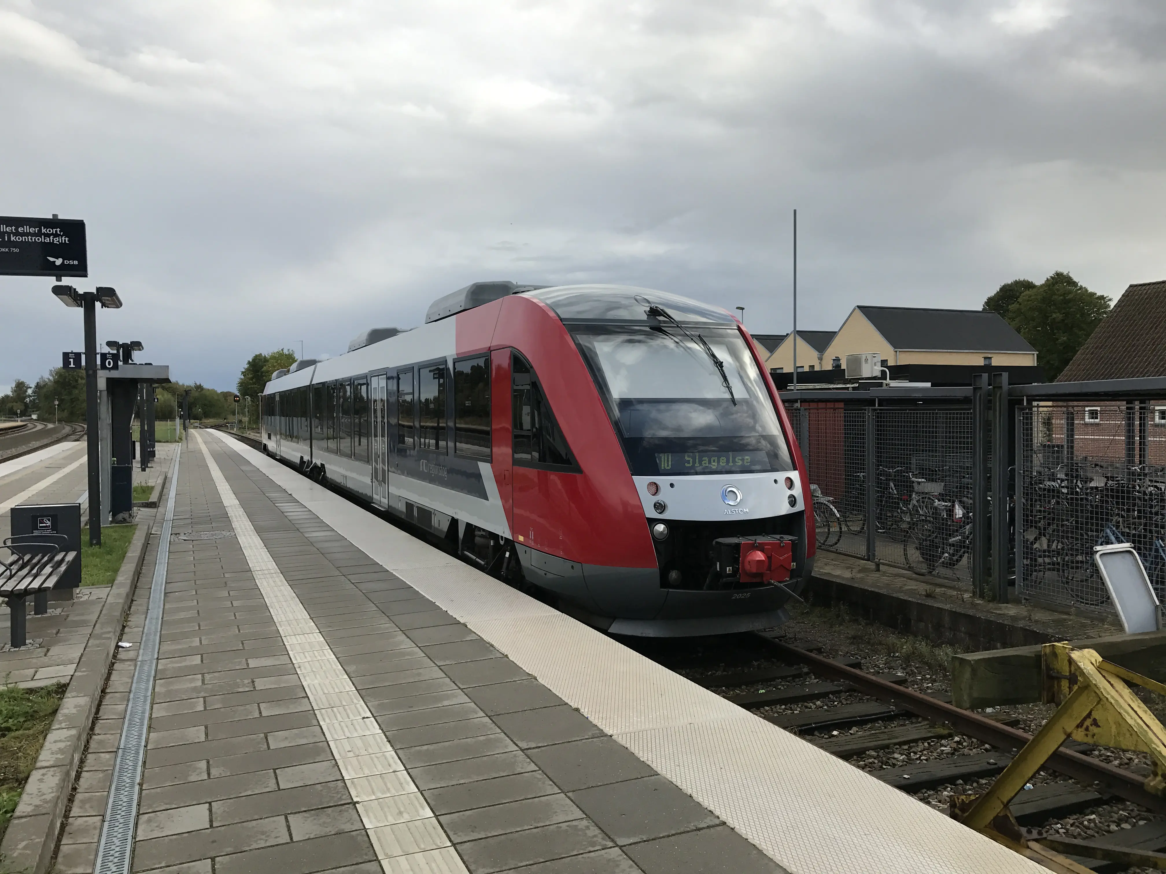 Billede af LT 2025-2125, tidligere VL 2025-2125 fotograferet ud for Tølløse Station. Billede af LT 2025-2125, tidligere VL 2025-2125 fotograferet ud for Tølløse Station.