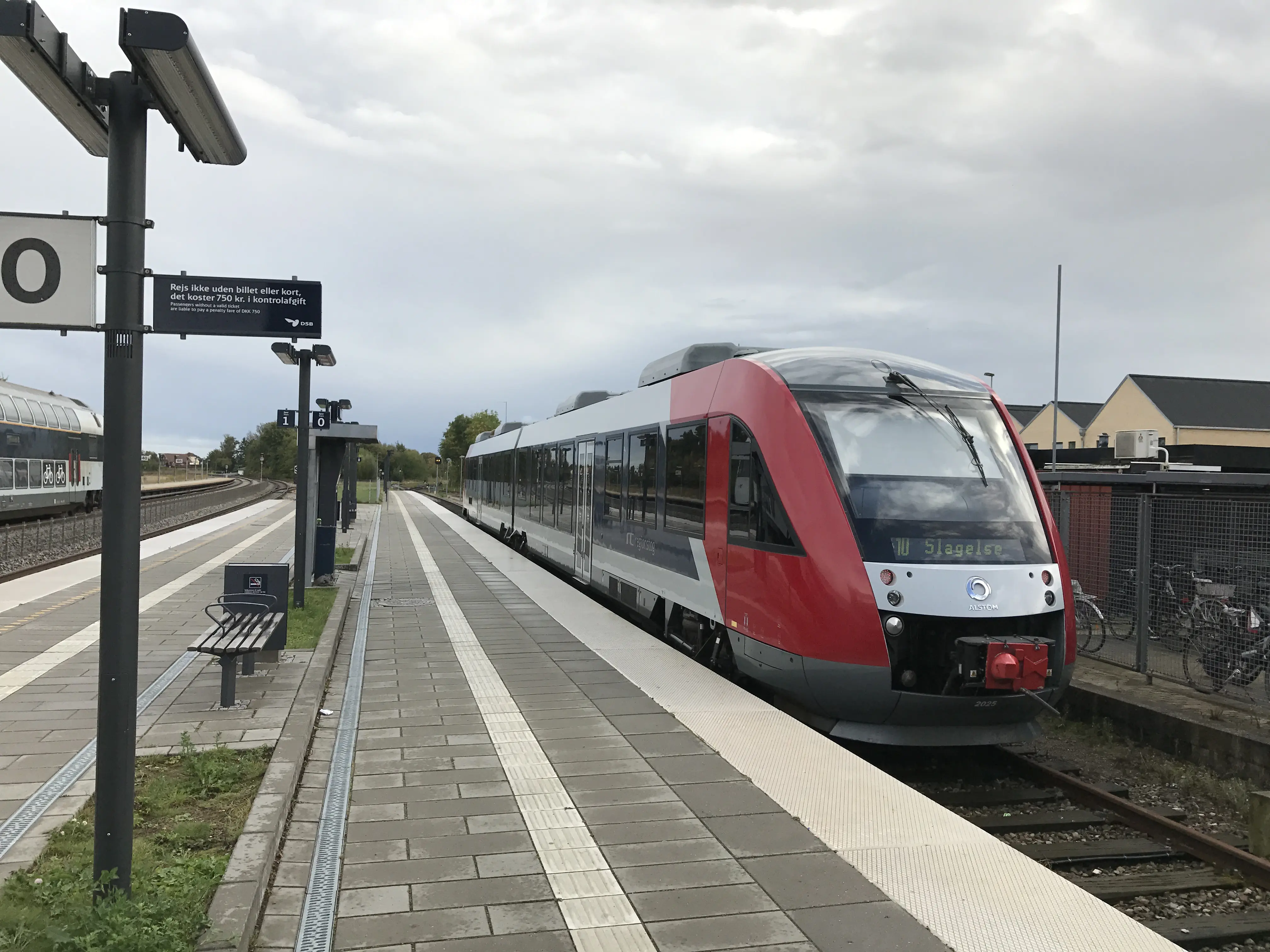Billede af tog ud for Tølløse Station. Billede af tog ud for Tølløse Station.