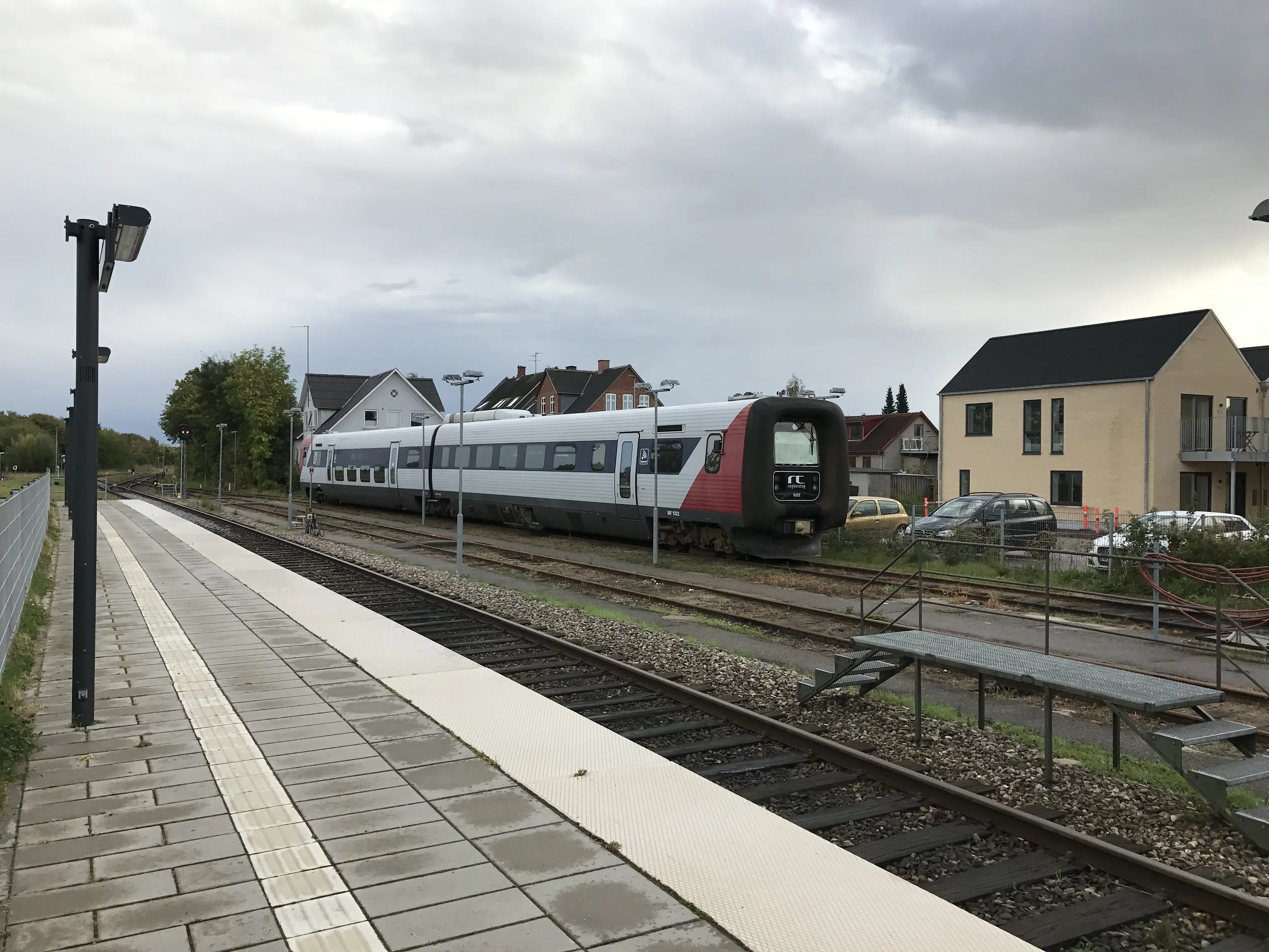 Billede af tog ud for Tølløse Station. Billede af tog ud for Tølløse Station.