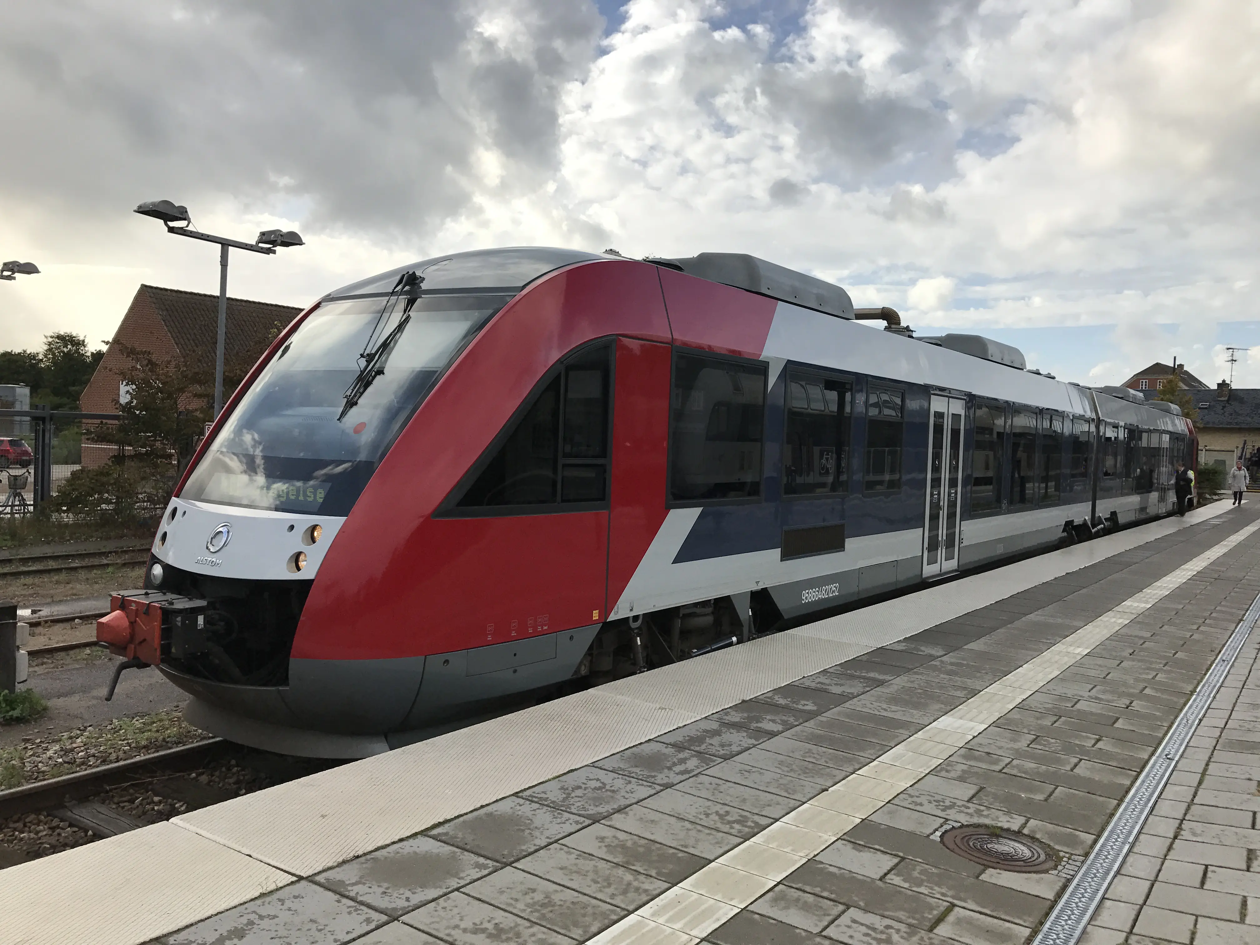 Billede af LT 2025-2125, tidligere VL 2025-2125 fotograferet ud for Tølløse Station. Billede af LT 2025-2125, tidligere VL 2025-2125 fotograferet ud for Tølløse Station.