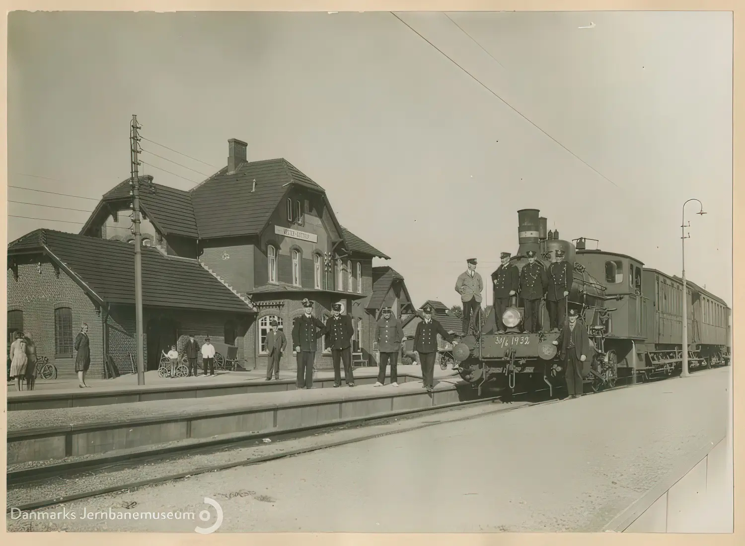 Billede af Vester Sottrup Station set fra sporsiden. Billede af Vester Sottrup Station set fra sporsiden.