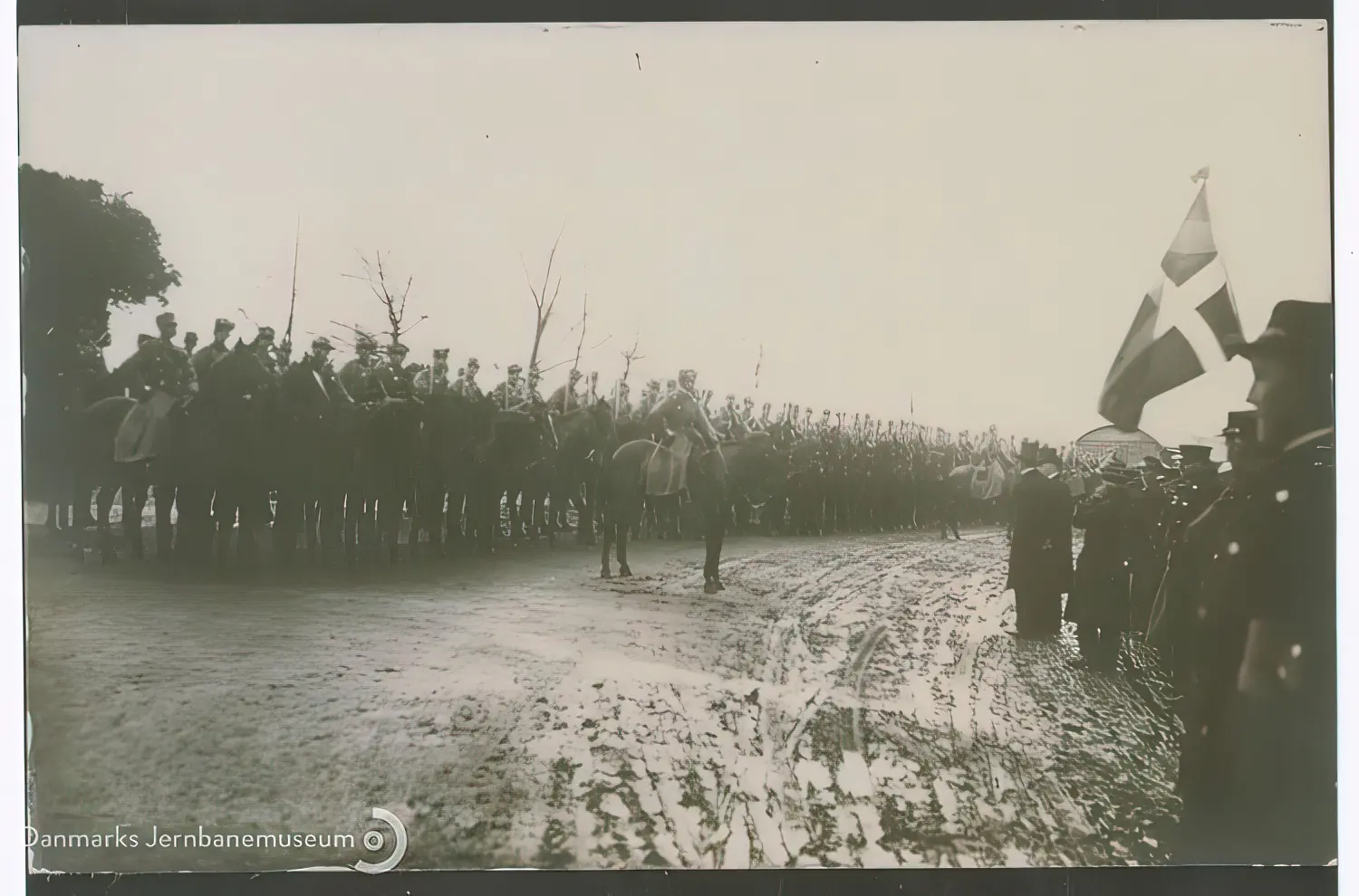 Billede af genforeningen - Dragonstyrker fra Sønderjysk Kommando paraderer på pladsen foran Tønder Øst Station.