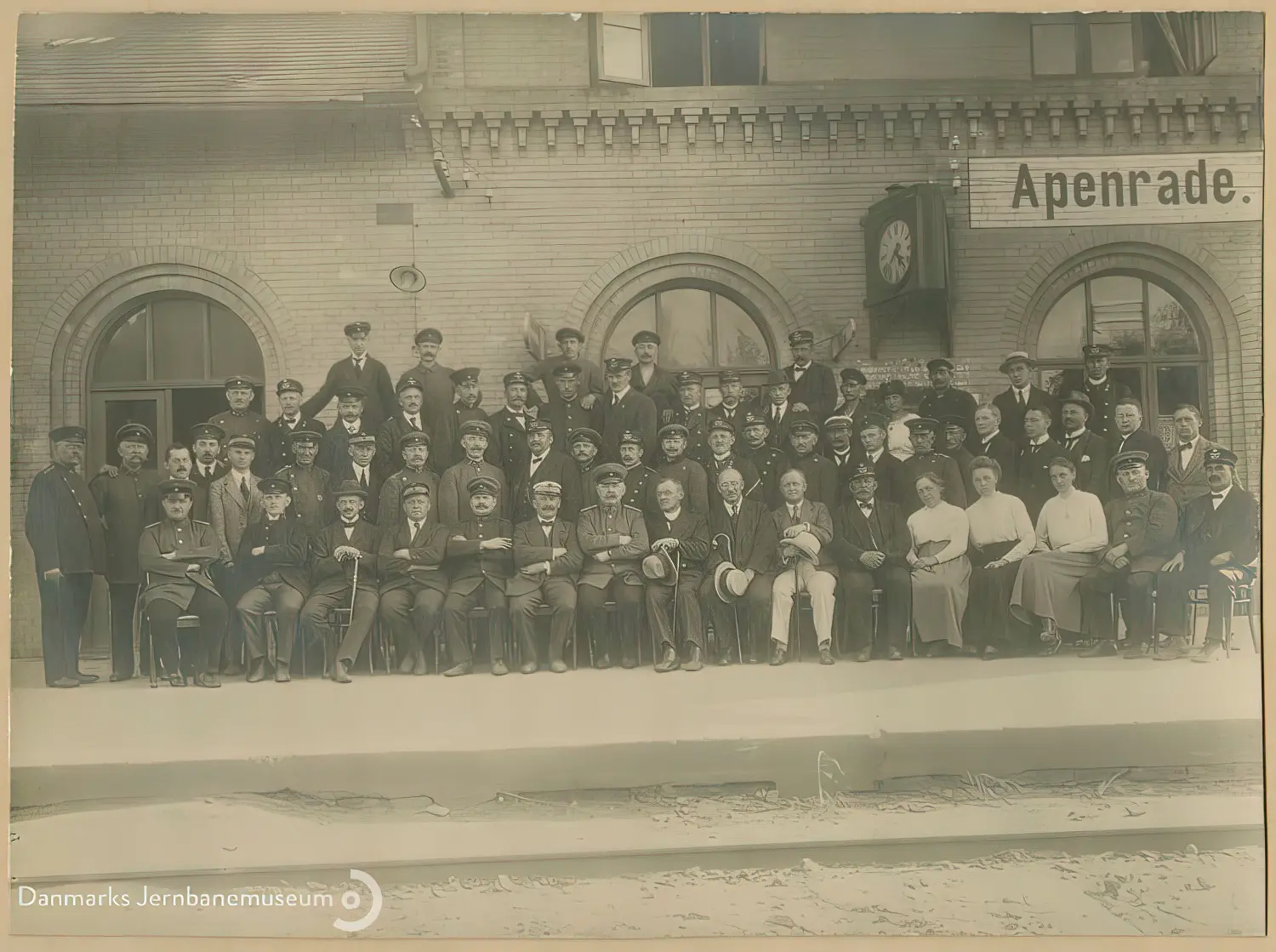 Billede af det tyske og det danske jernbanepersonale opstillet til fælles gruppefotografering forud for den danske overtagelse af Aabenraa Station natten mellem den 16. og 17. jun. 1920. Billede af det tyske og det danske jernbanepersonale opstillet til fælles gruppefotografering forud for den danske overtagelse af Aabenraa Station natten mellem den 16. og 17. jun. 1920.