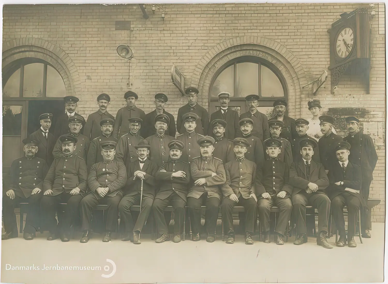 Billede af det tyske jernbanepersonale opstillet til fælles gruppefotografering forud for den danske overtagelse af Aabenraa Station natten mellem den 16. og 17. jun. 1920. I alt 31 inkl. loko- og togpersonale. Billede af det tyske jernbanepersonale opstillet til fælles gruppefotografering forud for den danske overtagelse af Aabenraa Station natten mellem den 16. og 17. jun. 1920. I alt 31 inkl. loko- og togpersonale.