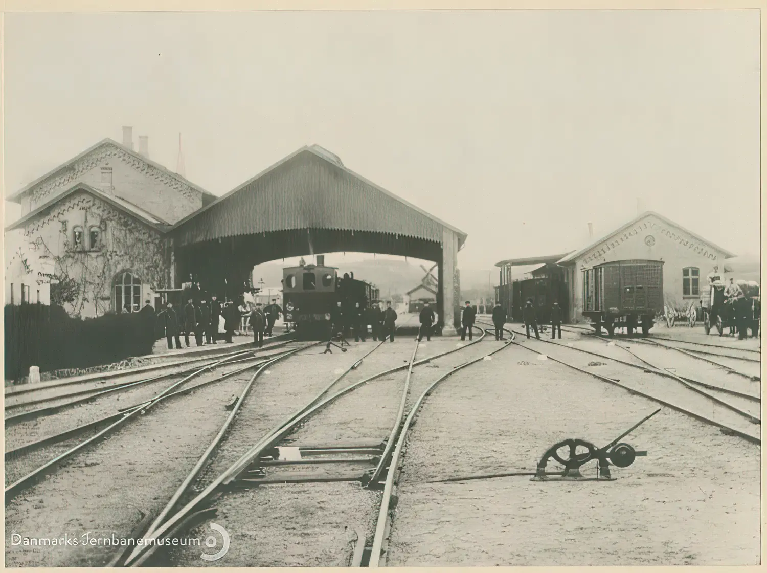 Billede af Aabenraa Station med perronhallen set mod vest. Til højre godsekspeditionsbygningen. Billede af Aabenraa Station med perronhallen set mod vest. Til højre godsekspeditionsbygningen.