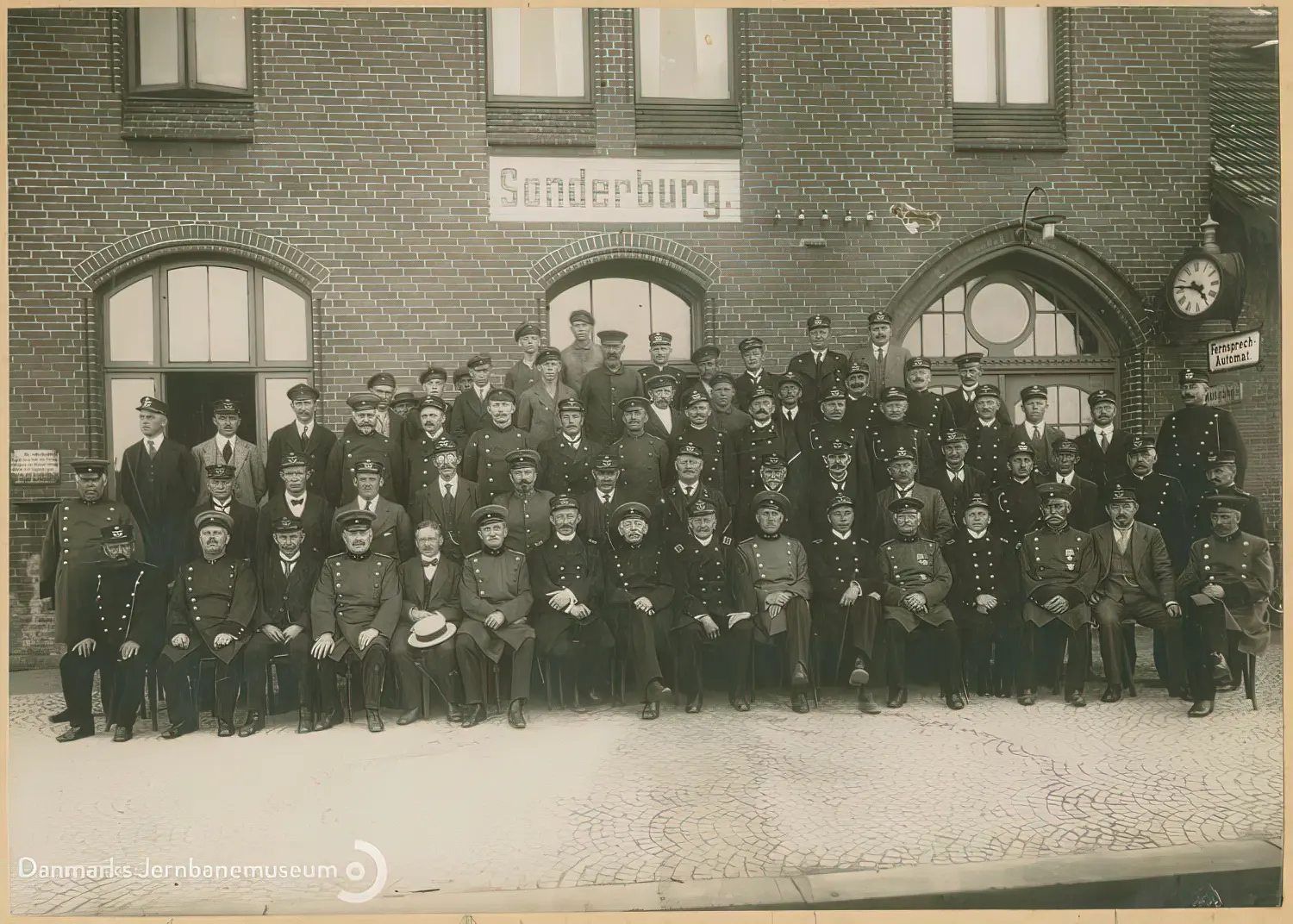 Billede af det tyske og det danske jernbanepersonale opstillet til fælles gruppefotografering ved den danske overtagelse af Sønderborg Hovedbanegård natten mellem den 16. og 17. jun. 1920.