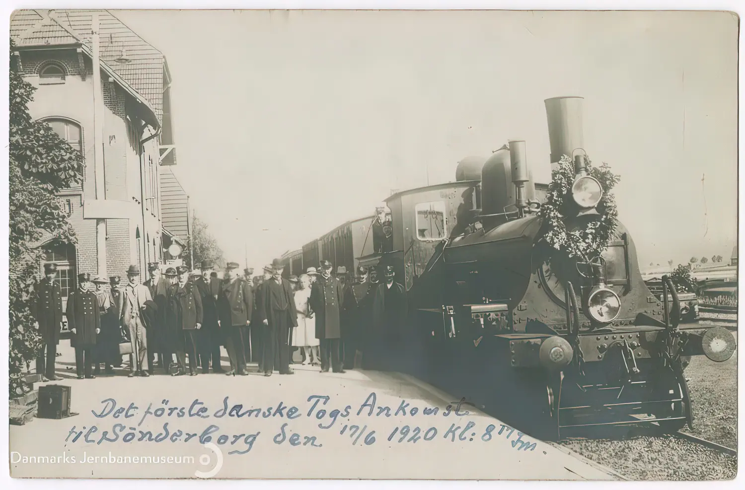 Billede af det første danske tog efter ankomsten til Sønderborg Hovedbanegård kl. 08.17.