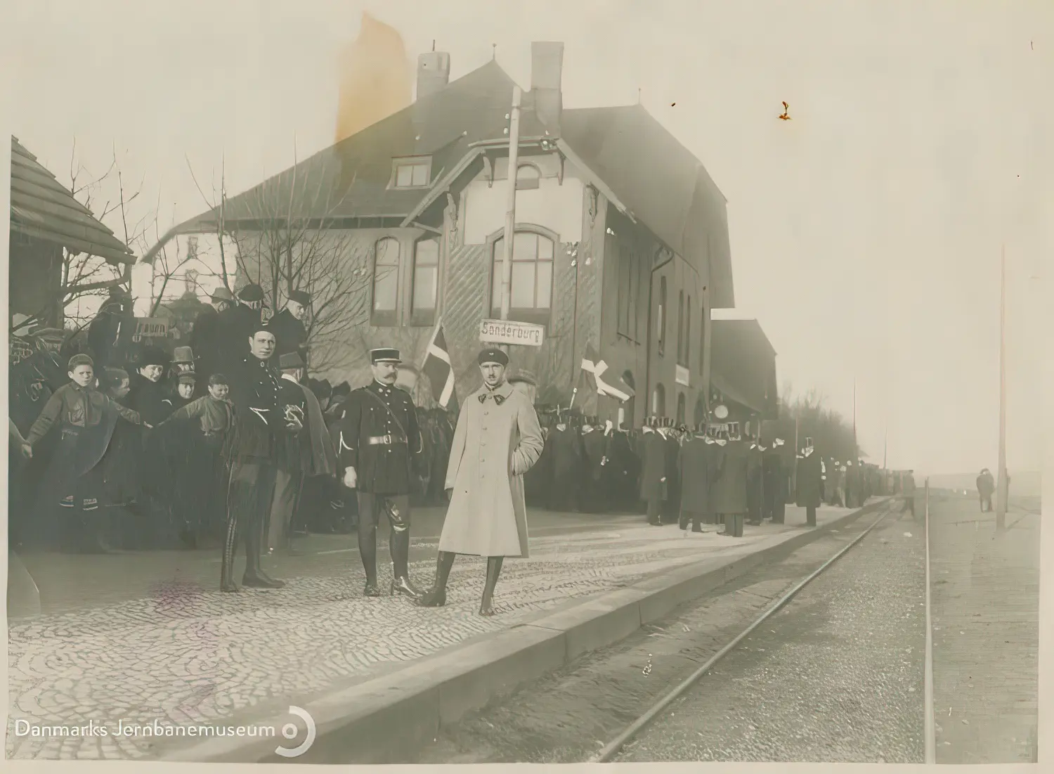 Billede af genforeningen - et tog med vælgere ventes på Sønderborg Hovedbanegård.