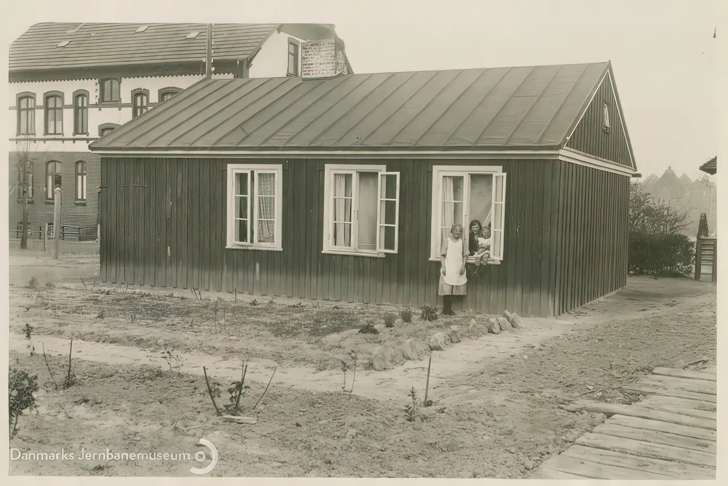 Billede af midlertidige boliger for jernbanefolk til Sønderborg Hovedbanegård efter Genforeningen.