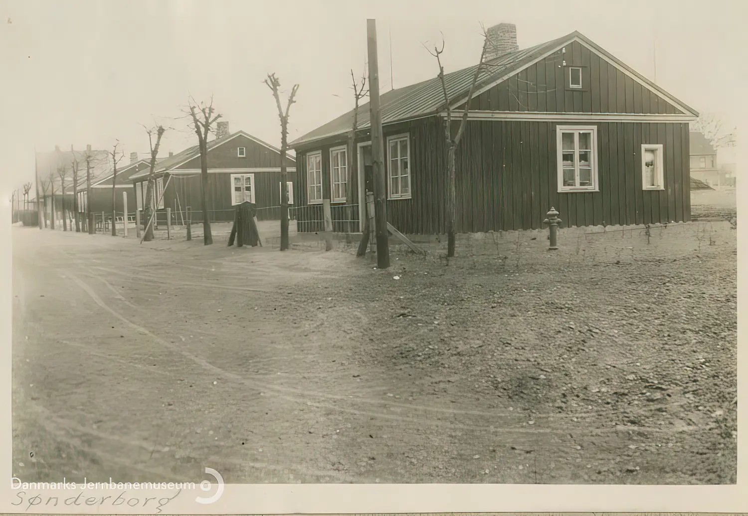 Billede af midlertidige boliger for jernbanefolk til Sønderborg Hovedbanegård efter Genforeningen. Svellehusene på Skrænten 28, 29 og 30, set mod sydøst.