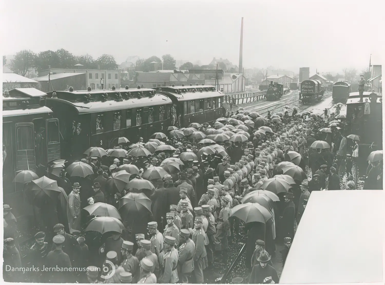 Billede af de franske alpejægeres afrejse i begyndelsen af maj 1920 kort efter at de danske soldater var ankommet 5. maj - set fra taget af en godsvogn ved Haderslev Vestbanegård.