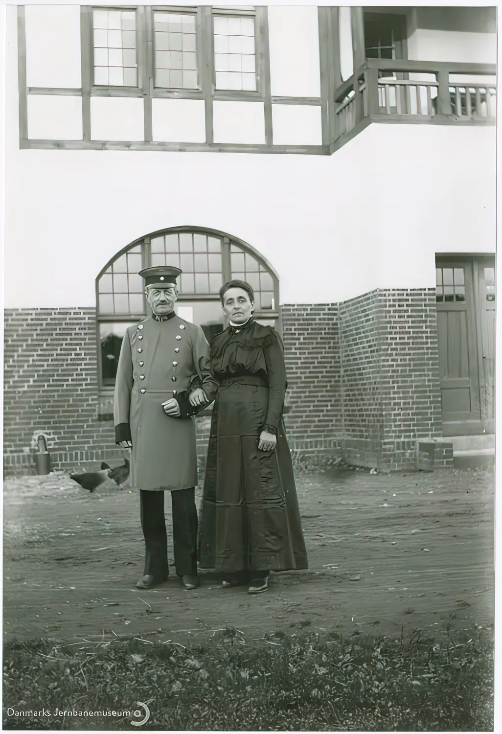 Billede af den tyske stationsforstander (navn uidentificeret) med hustru umiddelbart før uniformsskiftet ved overgangen til dansk tjeneste efter Genforeningen på Dynt Station.