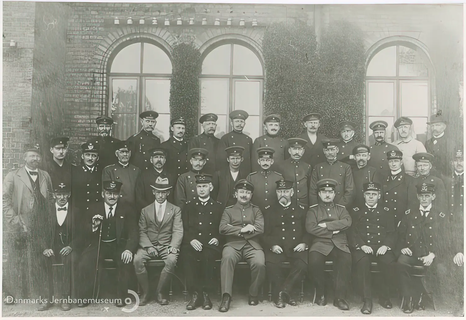 Billede af det tyske og det danske jernbanepersonale opstillet til fælles gruppefotografering ved den danske overtagelse af Rødekro Station natten mellem den 16. og 17. jun. 1920. Billede af det tyske og det danske jernbanepersonale opstillet til fælles gruppefotografering ved den danske overtagelse af Rødekro Station natten mellem den 16. og 17. jun. 1920.