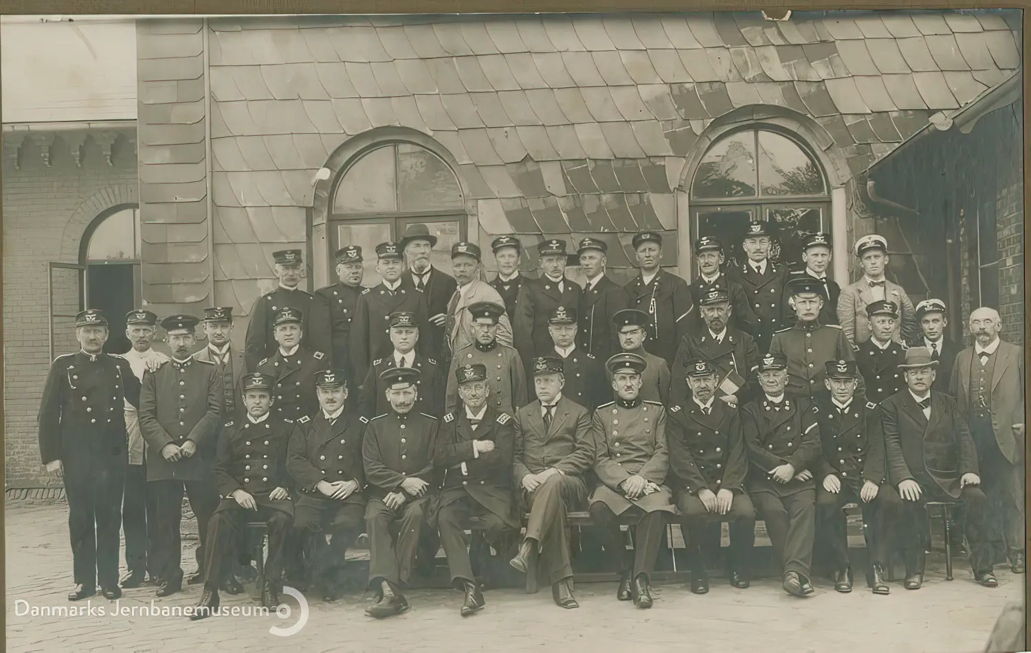 Billede af Tysk og det Dansk jernbanepersonale opstillet til fælles gruppefotografering ved Stationsvej foran Tinglev Station efter den danske overtagelse af stationen natten mellem den 16. og 17. jun. 1920.