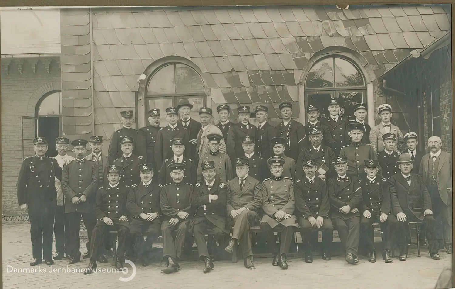 Billede af Tysk og det Dansk jernbanepersonale opstillet til fælles gruppefotografering ved Stationsvej foran Tinglev Station efter den danske overtagelse af stationen natten mellem den 16. og 17. jun. 1920. Billede af Tysk og det Dansk jernbanepersonale opstillet til fælles gruppefotografering ved Stationsvej foran Tinglev Station efter den danske overtagelse af stationen natten mellem den 16. og 17. jun. 1920.