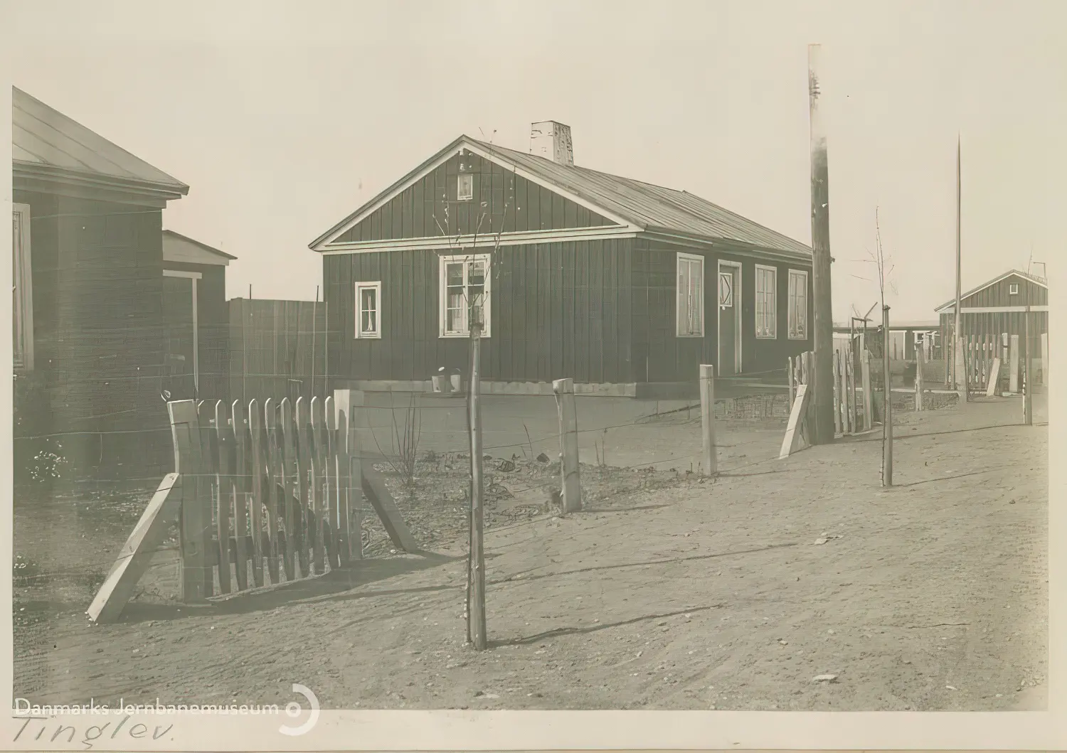 Billede af midlertidige boliger for jernbanefolk til Tinglev Station efter Genforeningen. Svellehuse på Birkeallé, set mod nord. Billede af midlertidige boliger for jernbanefolk til Tinglev Station efter Genforeningen. Svellehuse på Birkeallé, set mod nord.