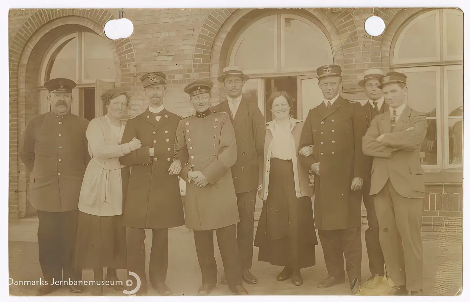 Billede af det tyske og det danske jernbanepersonale opstillet til fælles gruppefotografering ved den danske overtagelse af Skærbæk Station natten mellem den 16. og 17. jun. 1920. Billede af det tyske og det danske jernbanepersonale opstillet til fælles gruppefotografering ved den danske overtagelse af Skærbæk Station natten mellem den 16. og 17. jun. 1920.