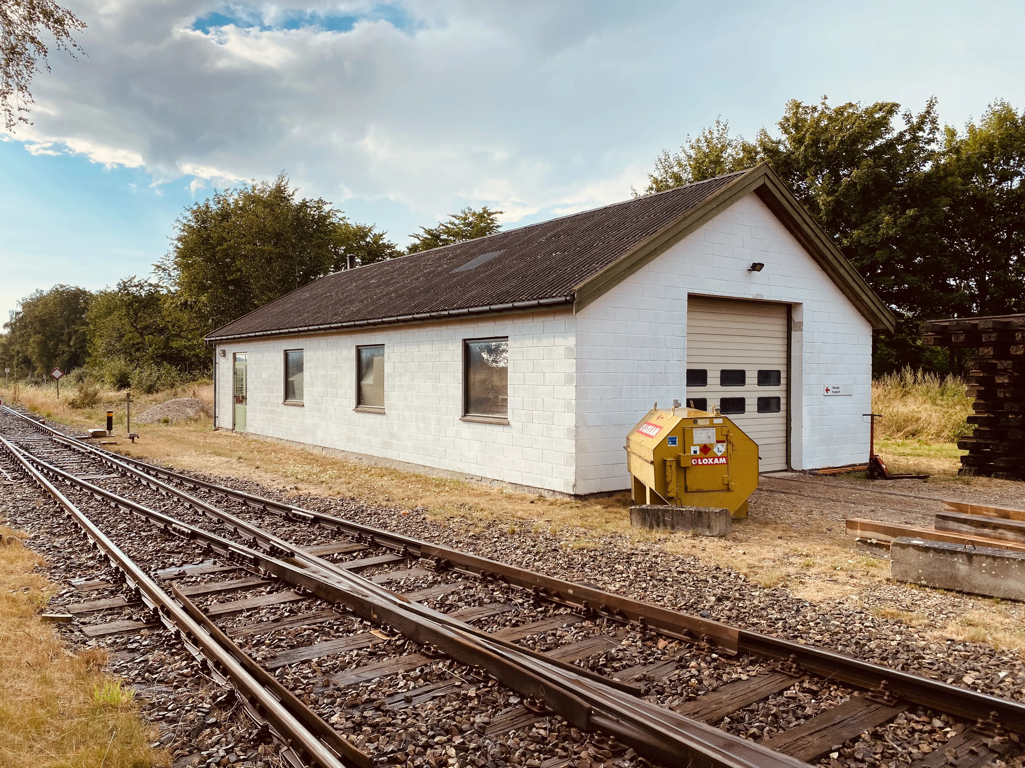 Billede af Firhøj Stations remise.